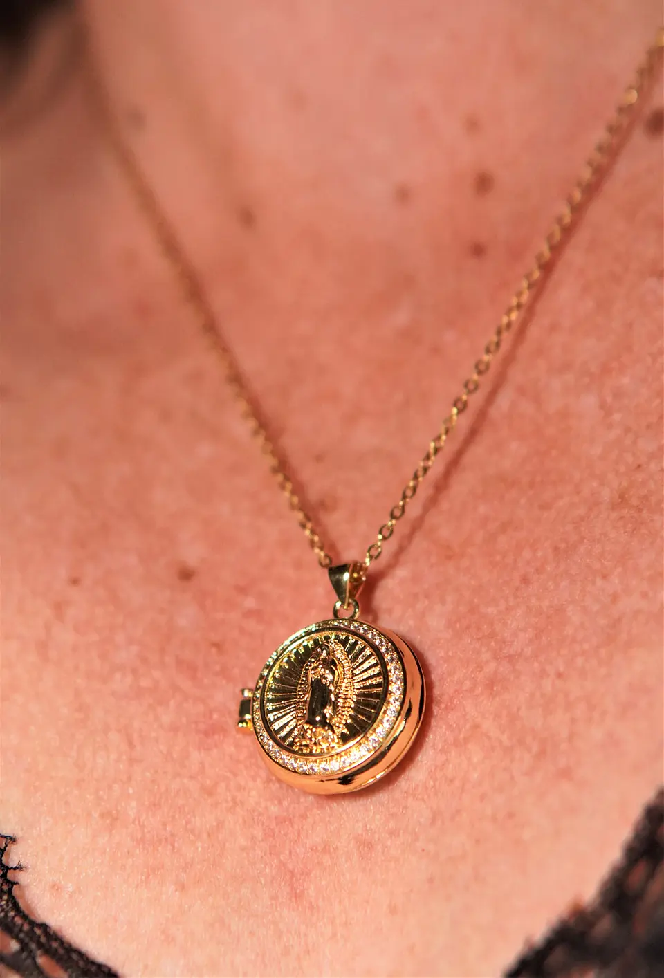 Relicario virgen Maria zirconias chapado en oro 18k 3