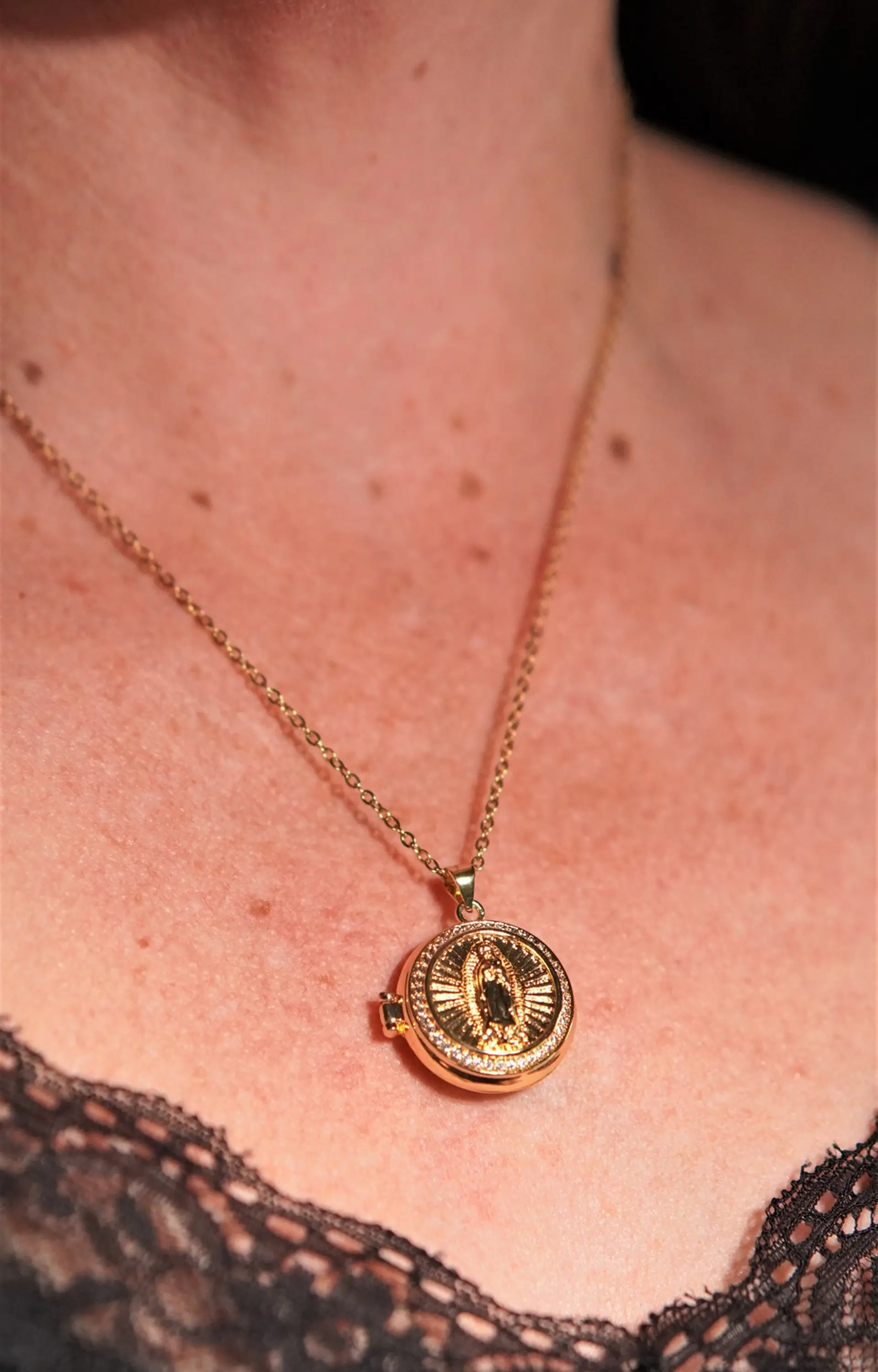 Relicario virgen Maria zirconias chapado en oro 18k 11