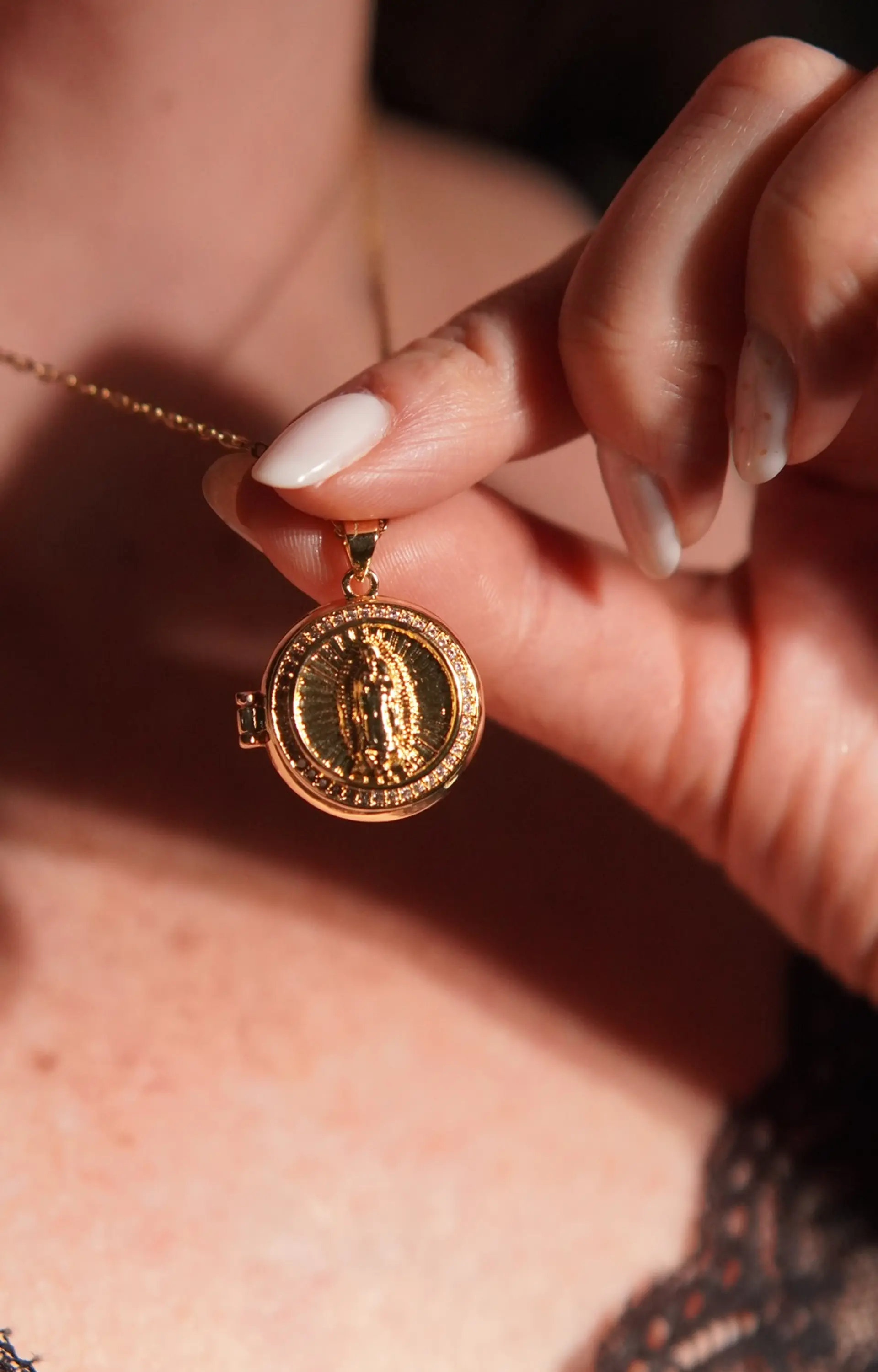 Relicario virgen Maria zirconias chapado en oro 18k 7