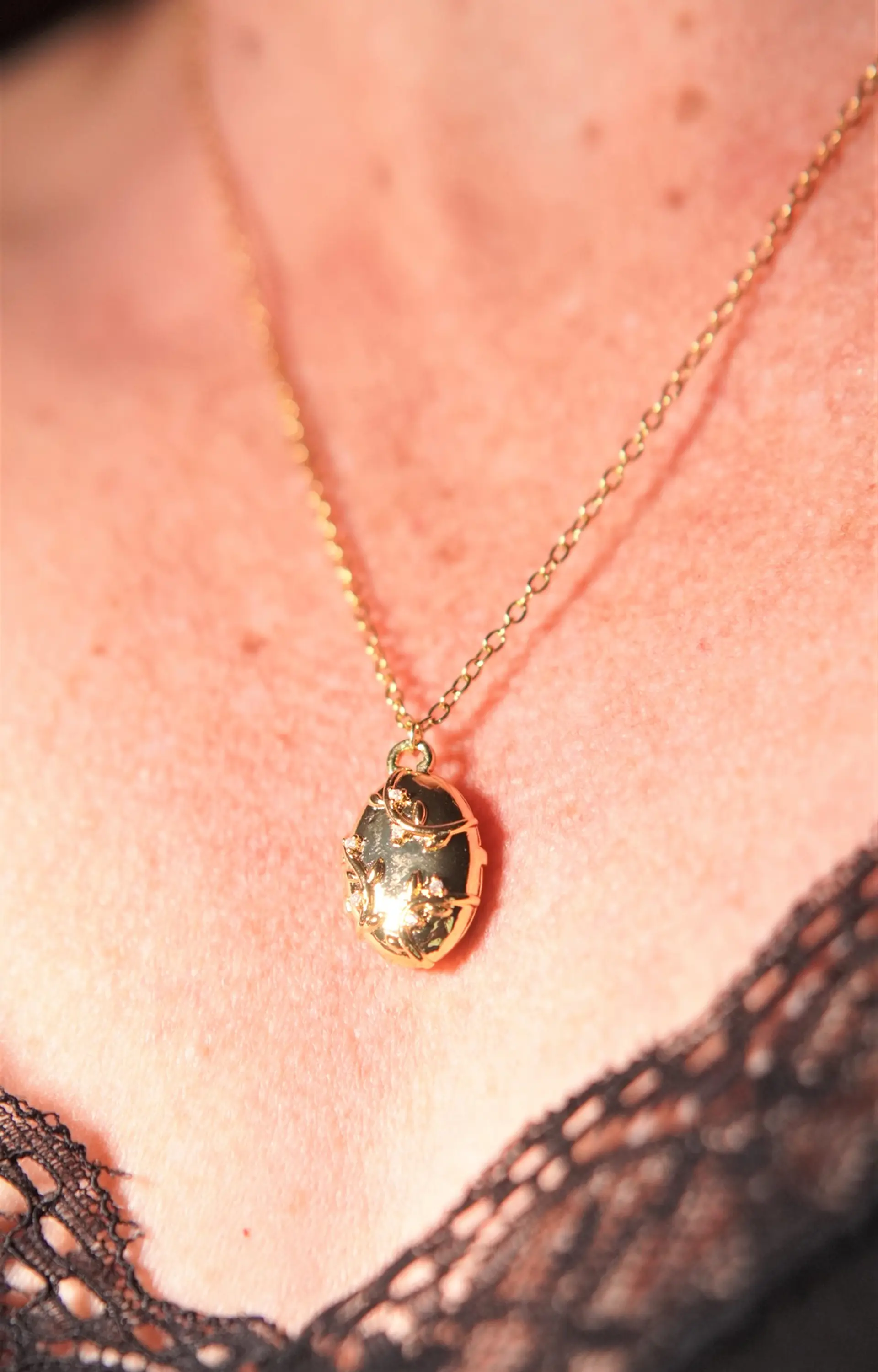 Relicario hiedras zirconias chapado en oro 18k 2