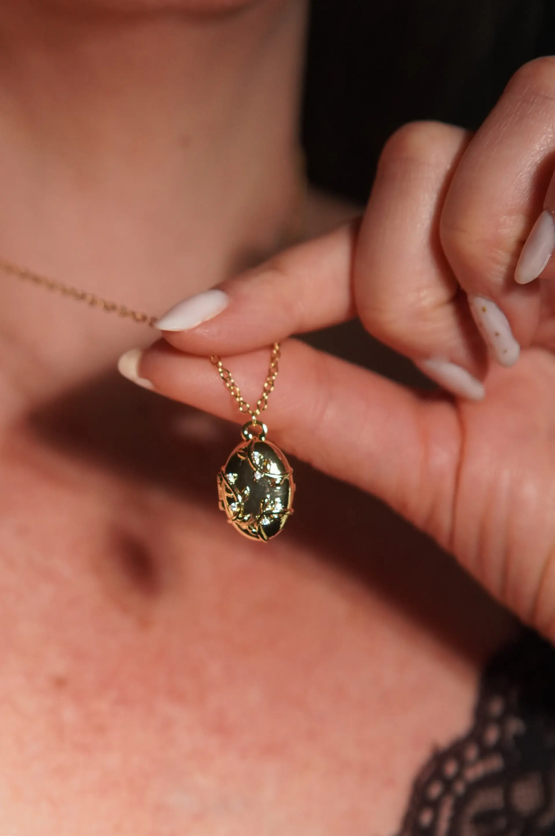 Relicario hiedras zirconias chapado en oro 18k 11