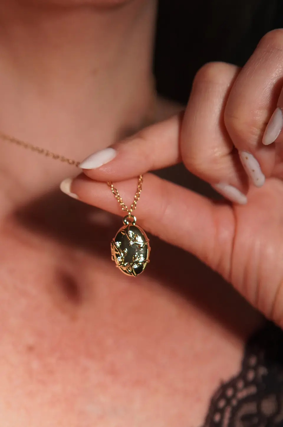 Relicario hiedras zirconias chapado en oro 18k 11
