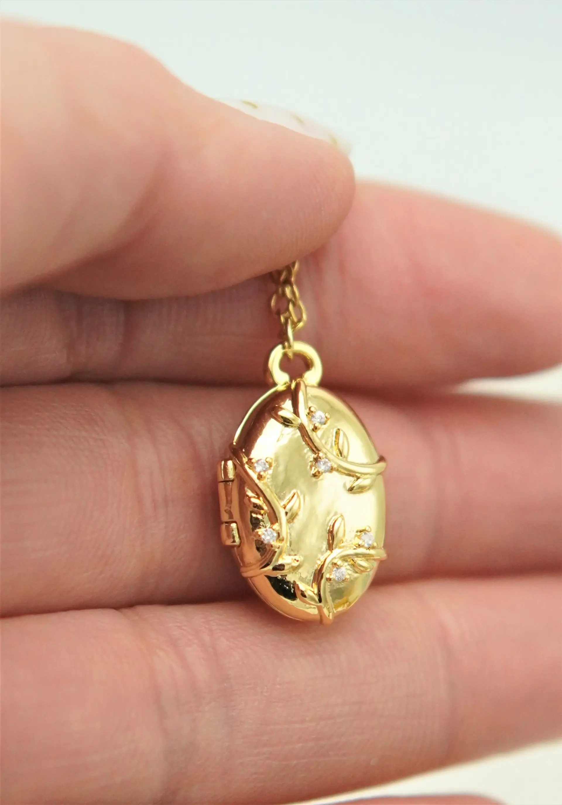 Relicario hiedras zirconias chapado en oro 18k 4