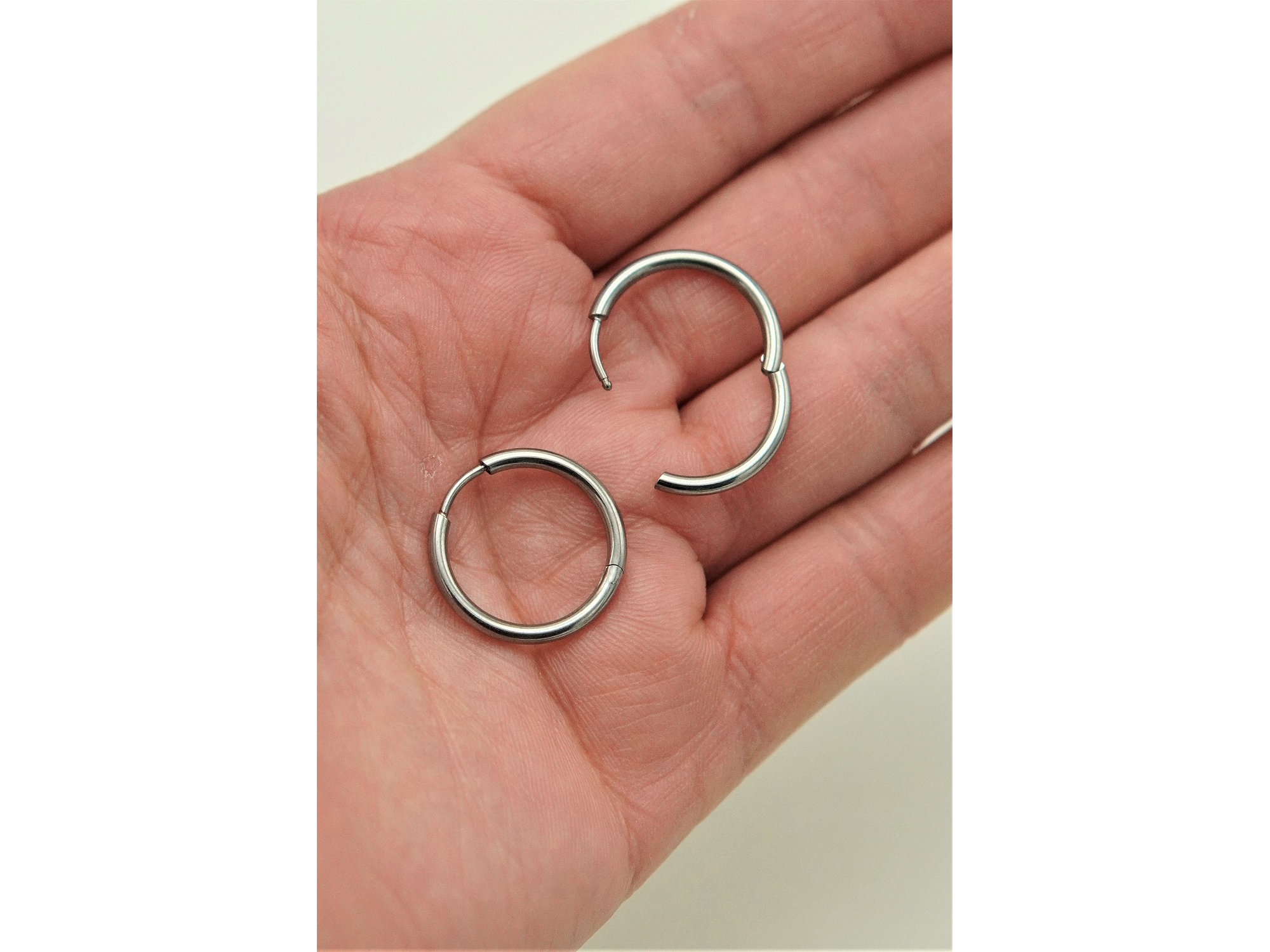 Argollas finas lisas 16mm Titanio ASTM F136 6