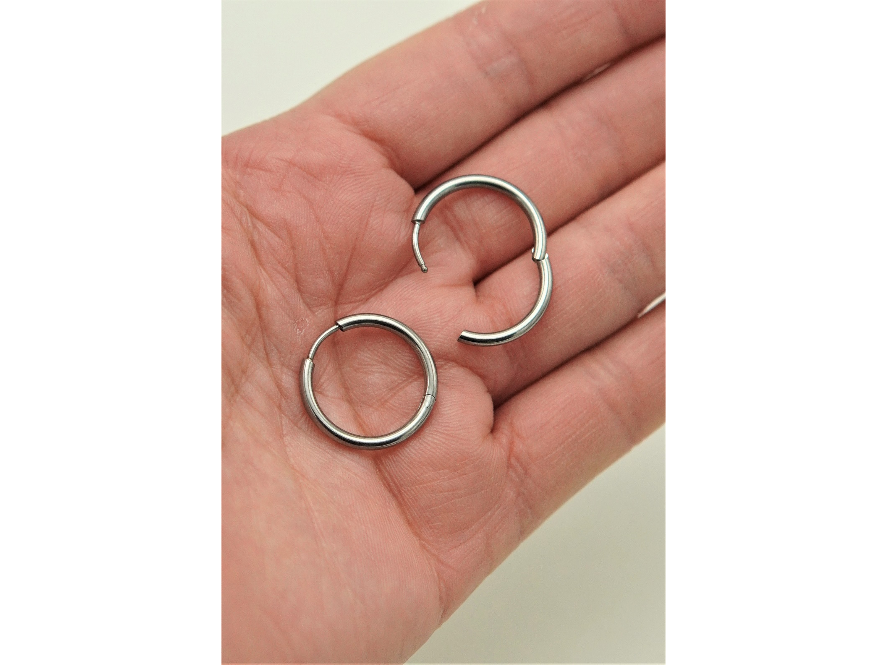 Argollas finas lisas 16mm Titanio ASTM F136 6