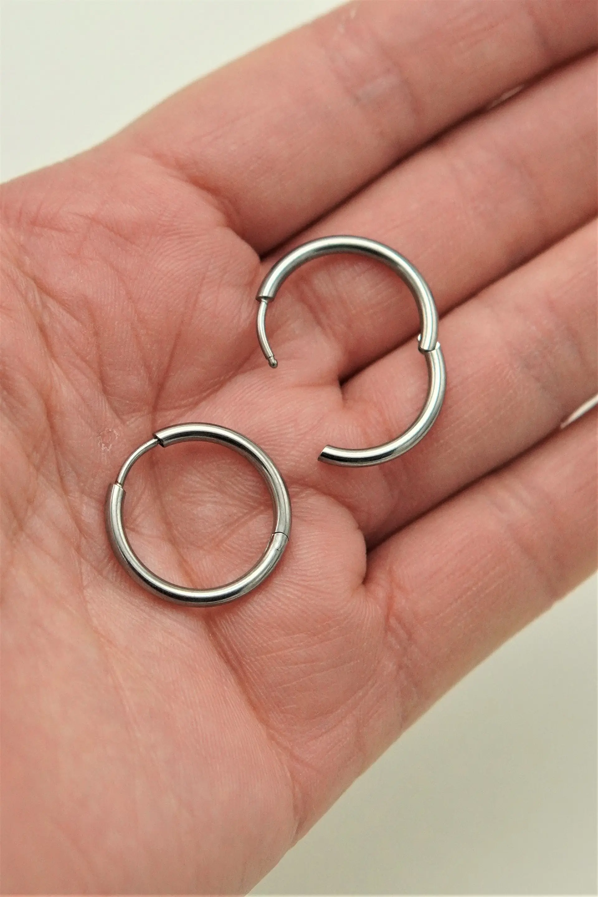 Argollas finas lisas aura 16mm Titanio ASTM F136 6