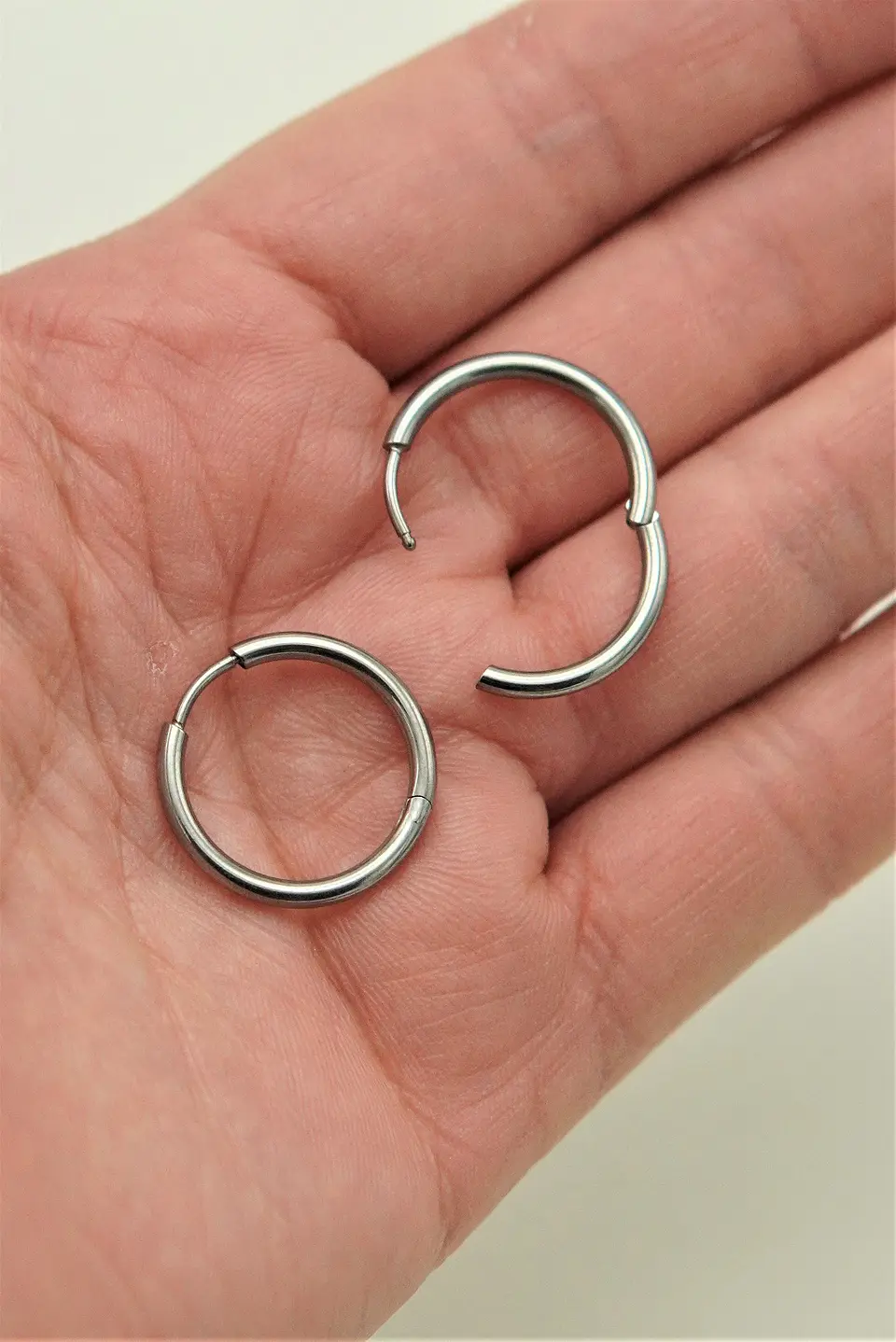 Argollas finas lisas aura 16mm Titanio ASTM F136 6