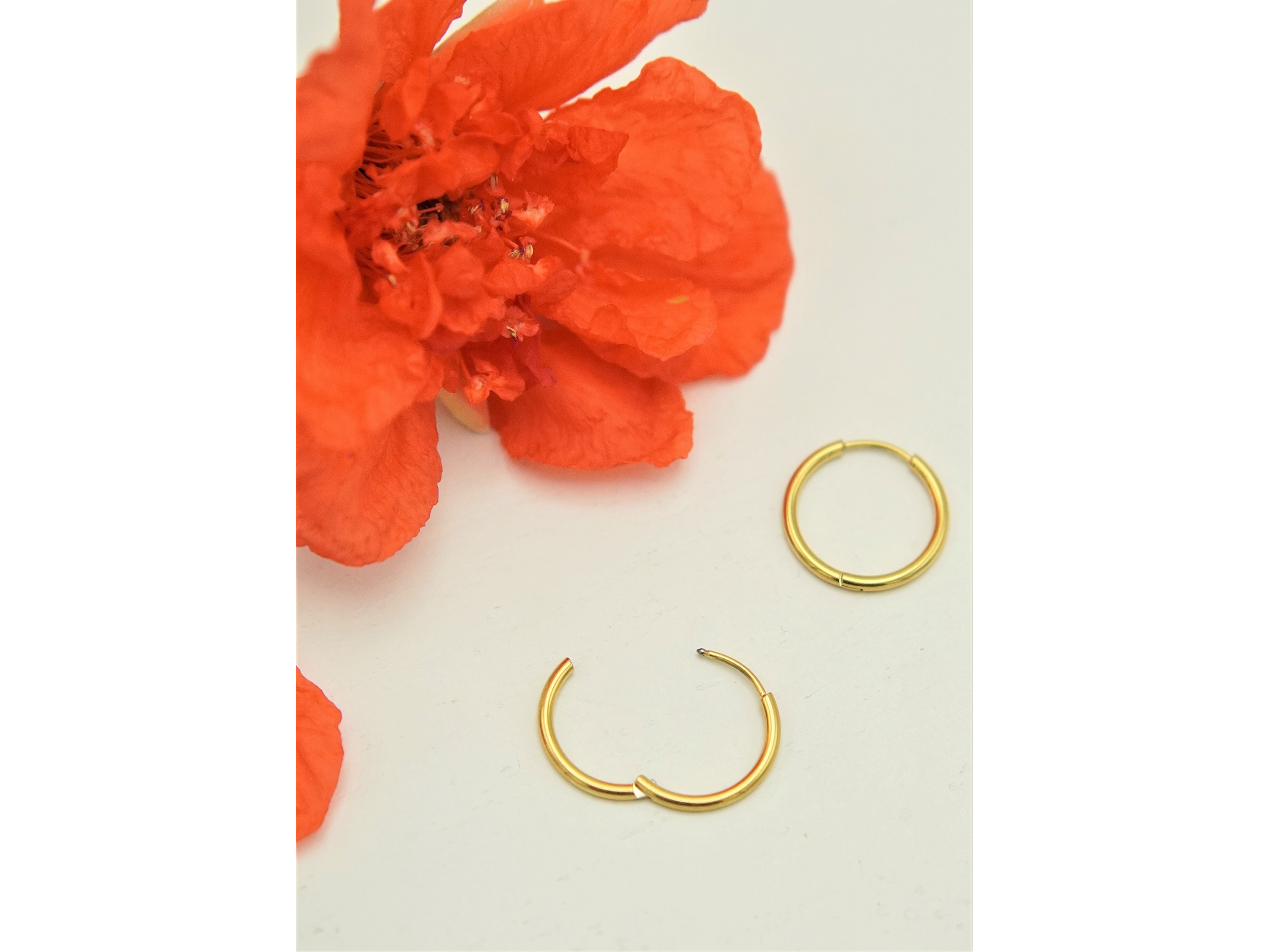 Argollas lisas minimalistas 14mm chapadas en oro 18k titanio ASTM F136 8