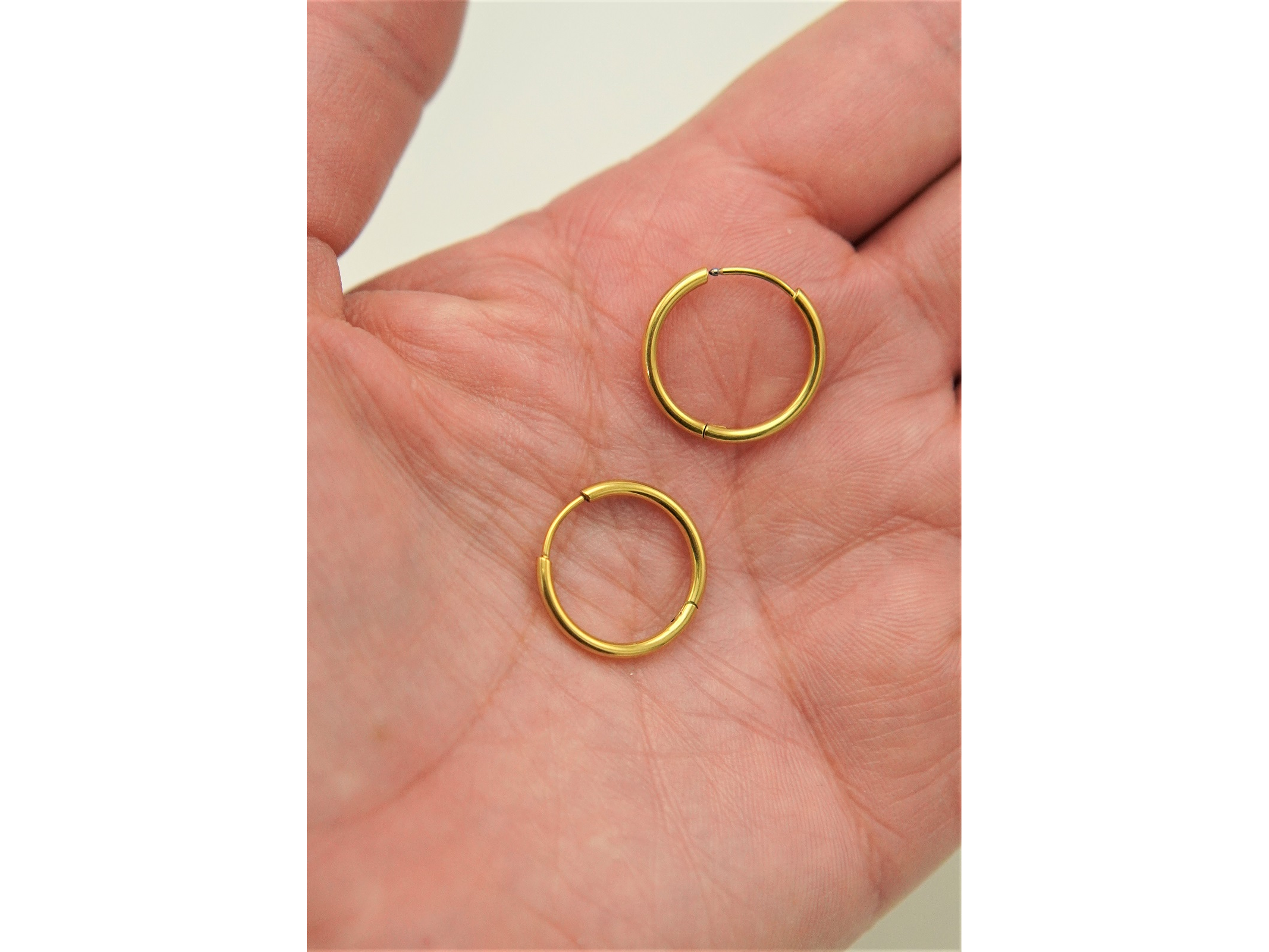 Argollas lisas minimalistas 14mm chapadas en oro 18k titanio ASTM F136 5
