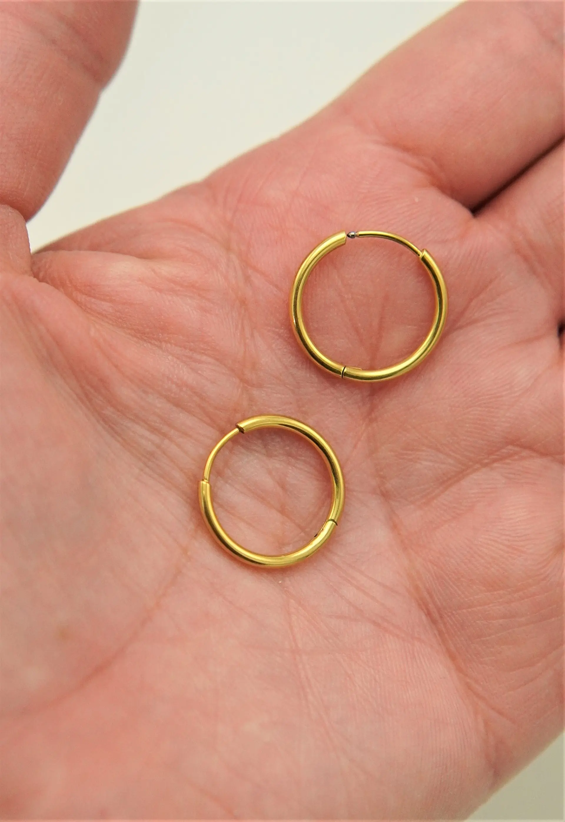 Argollas lisas Aura 14mm chapadas en oro 18k titanio ASTM F136 5