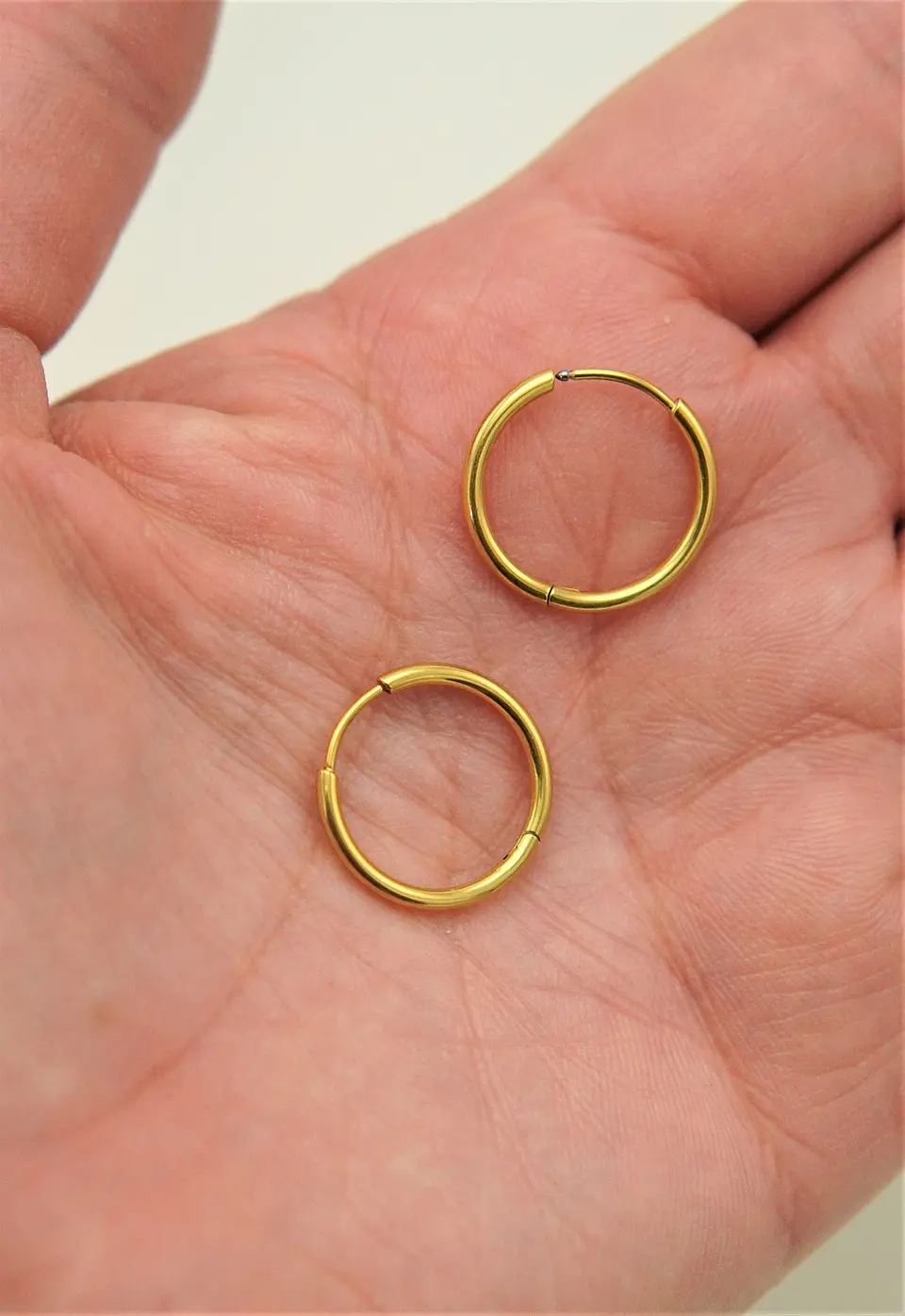 Argollas lisas Aura 14mm chapadas en oro 18k titanio ASTM F136 5