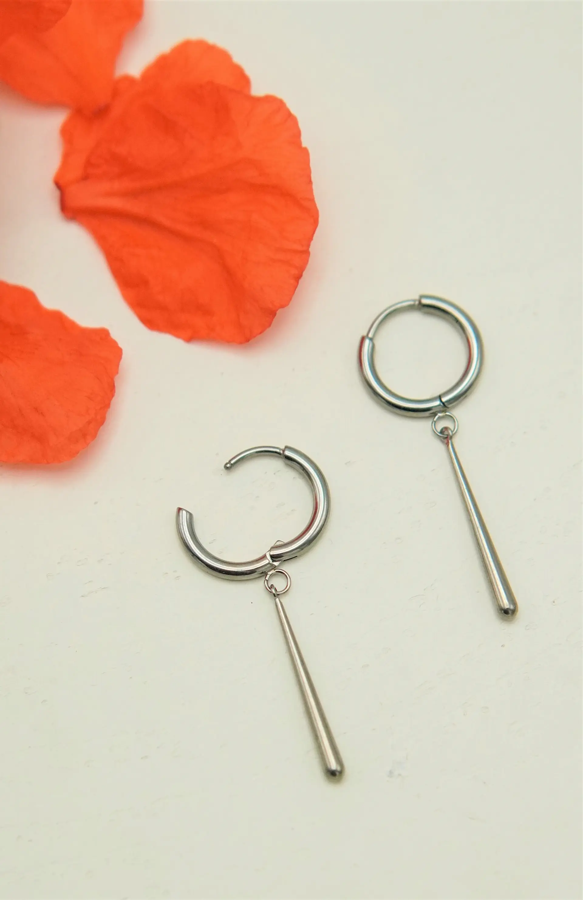 Argollas largas plateadas Zora 10mm  titanio ASTM F136 5