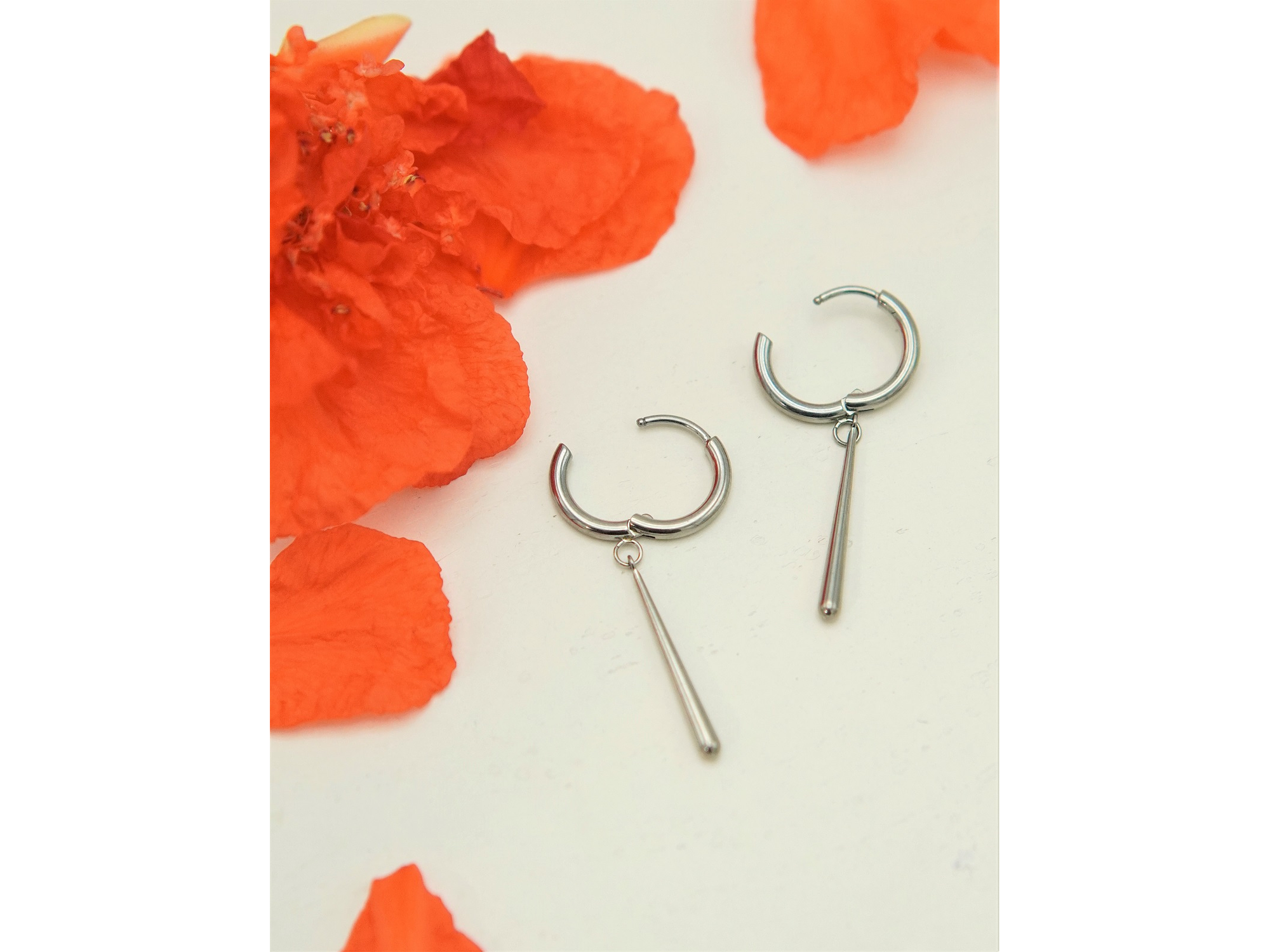 Argollas largas plateadas Zora 10mm  titanio ASTM F136 8