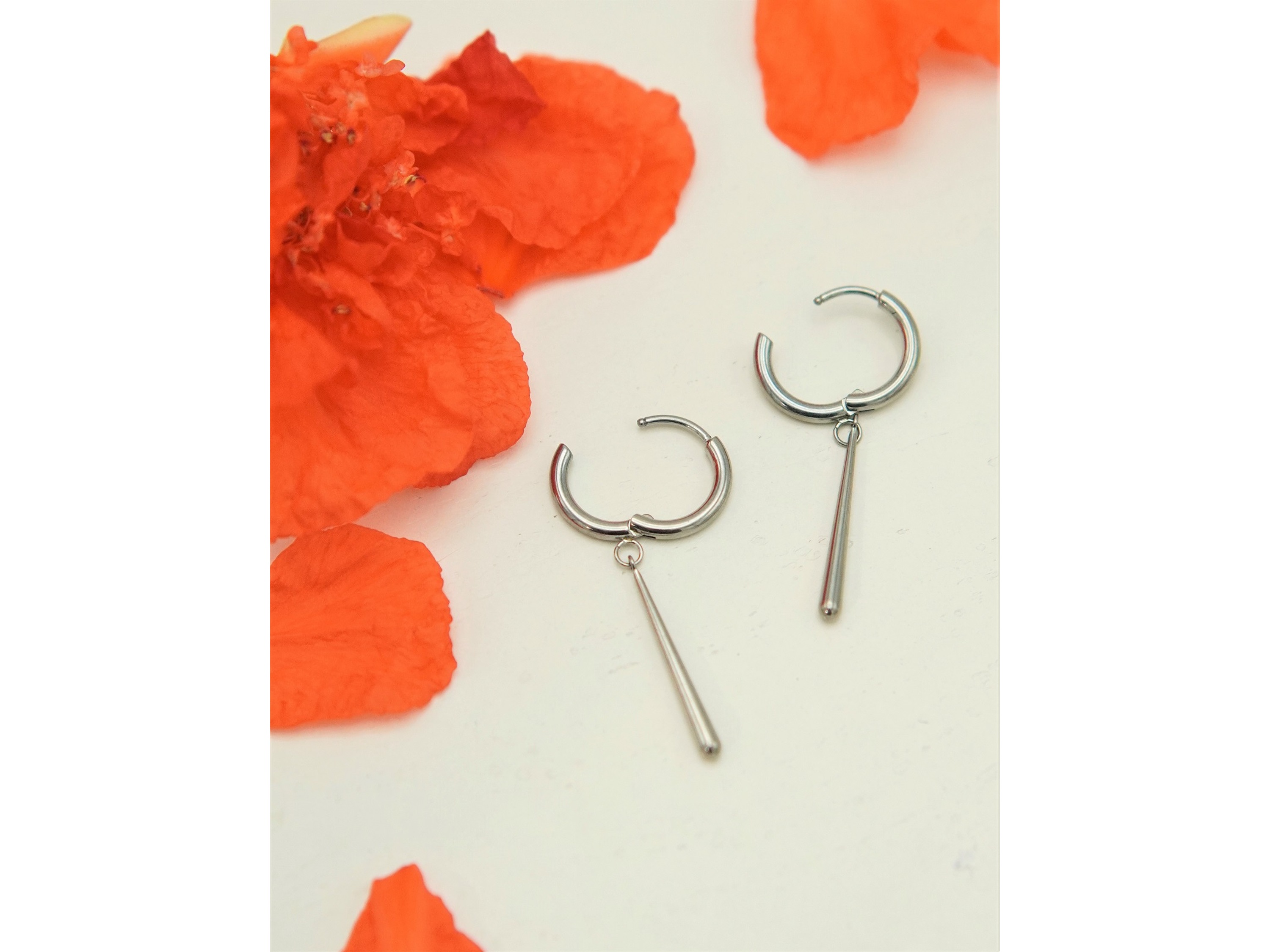 Argollas largas plateadas Zora 10mm  titanio ASTM F136 8