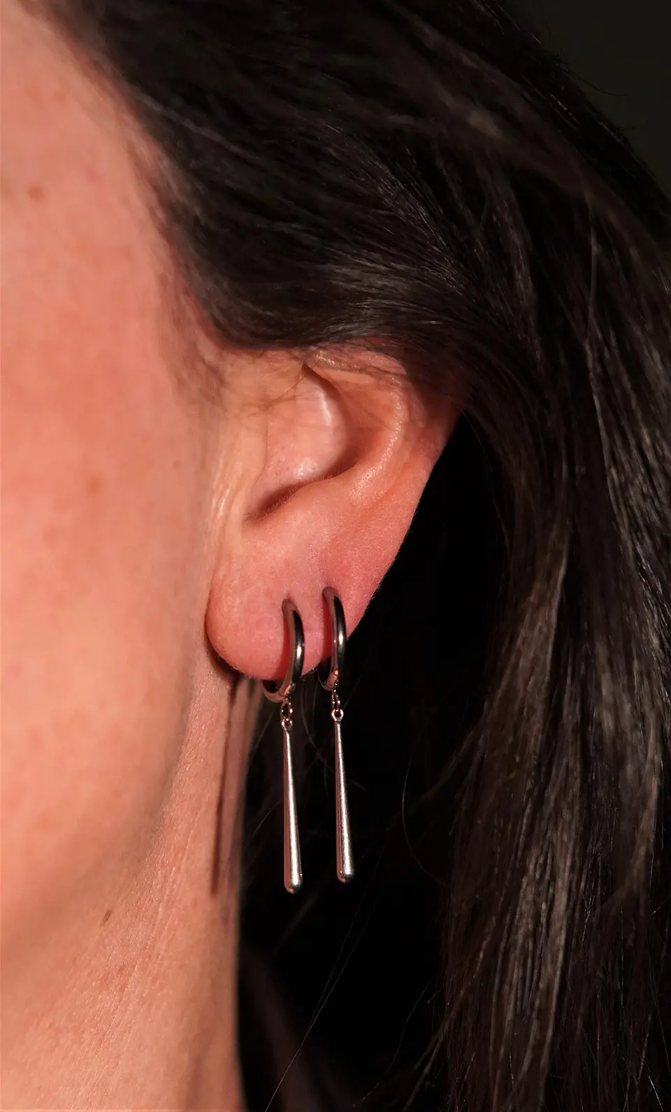 Argollas largas plateadas Zora 10mm  titanio ASTM F136 3