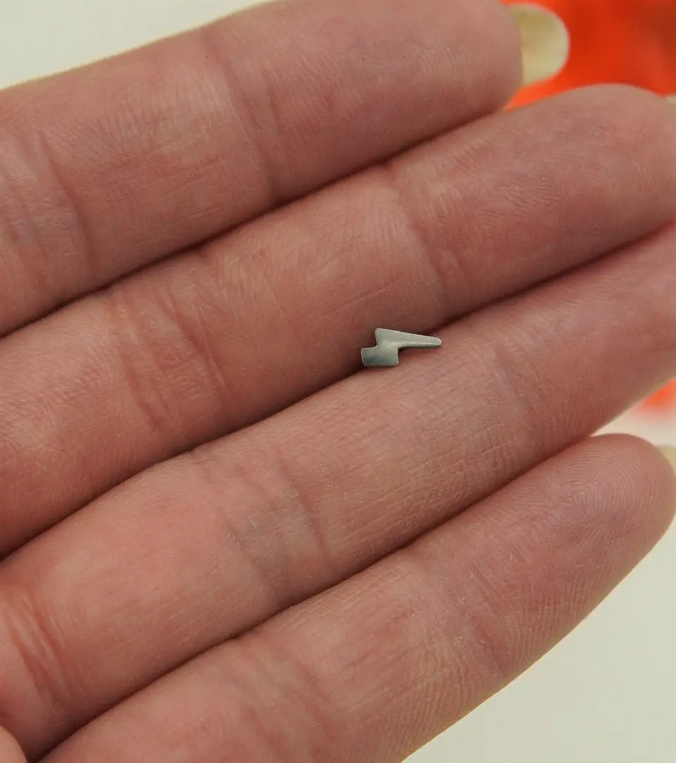 Piercing labret rayo barra 6mm 16G titanio ASTM F136 7