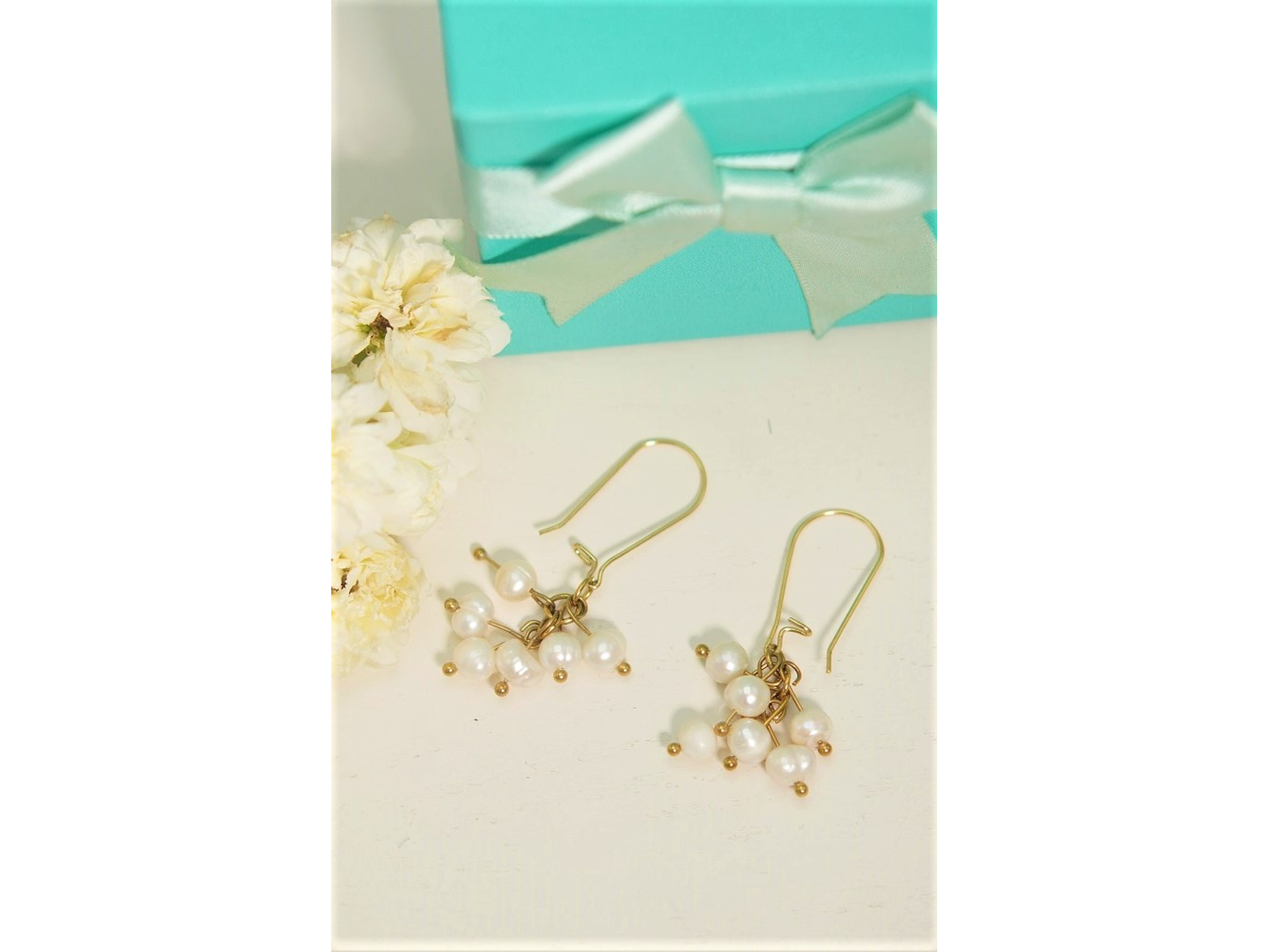 Aros largos ramillete Marella perlas de rio chapada en oro 18k Riviere 6