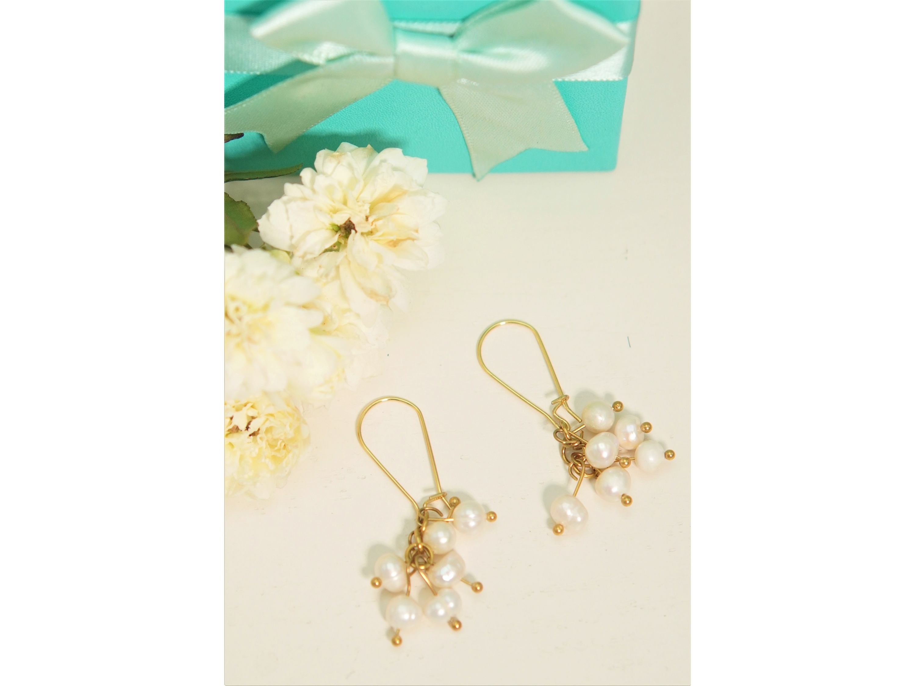 Aros largos ramillete Marella perlas de rio chapada en oro 18k Riviere 2