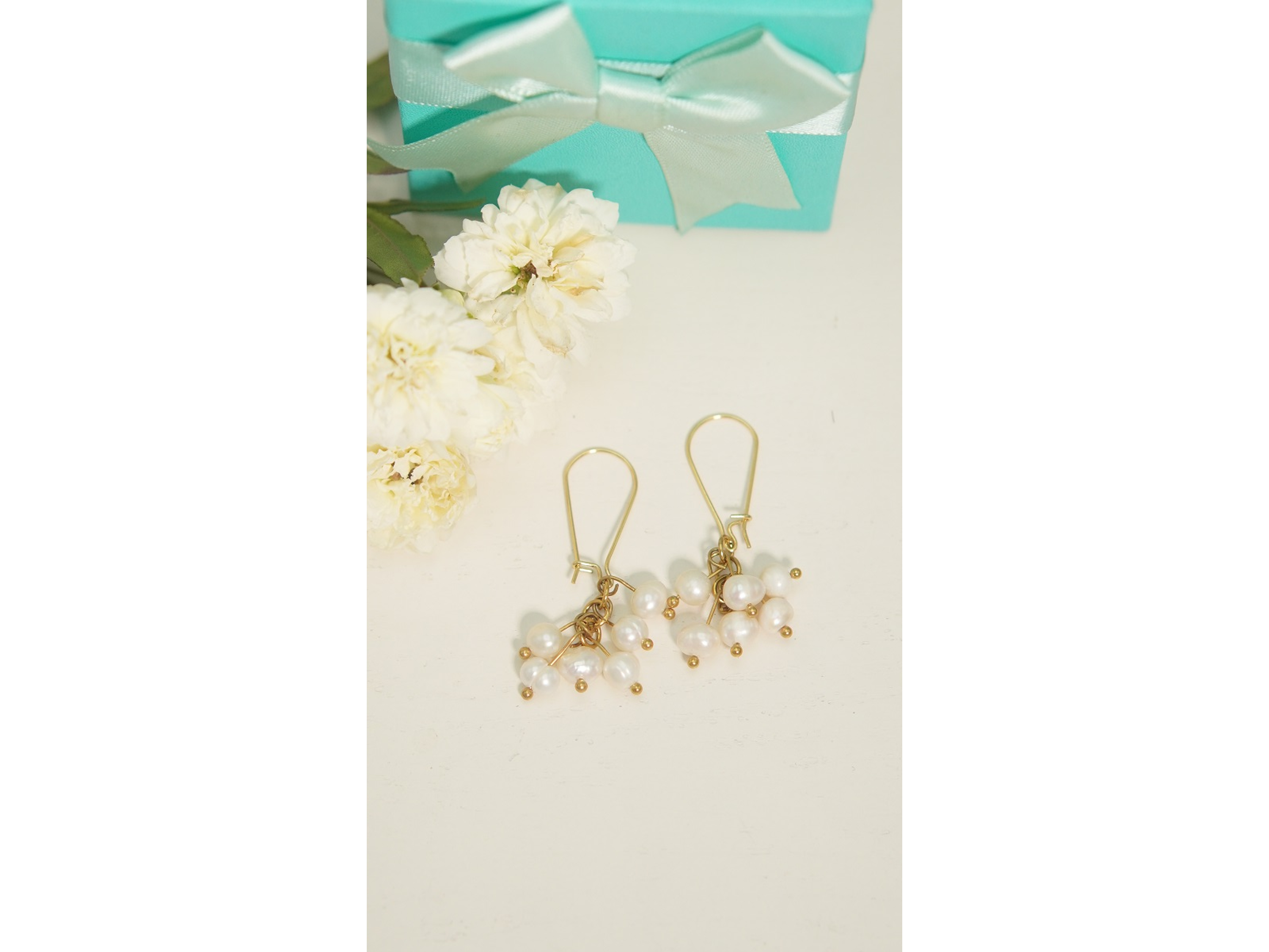 Aros largos ramillete Marella perlas de rio chapada en oro 18k Riviere 8