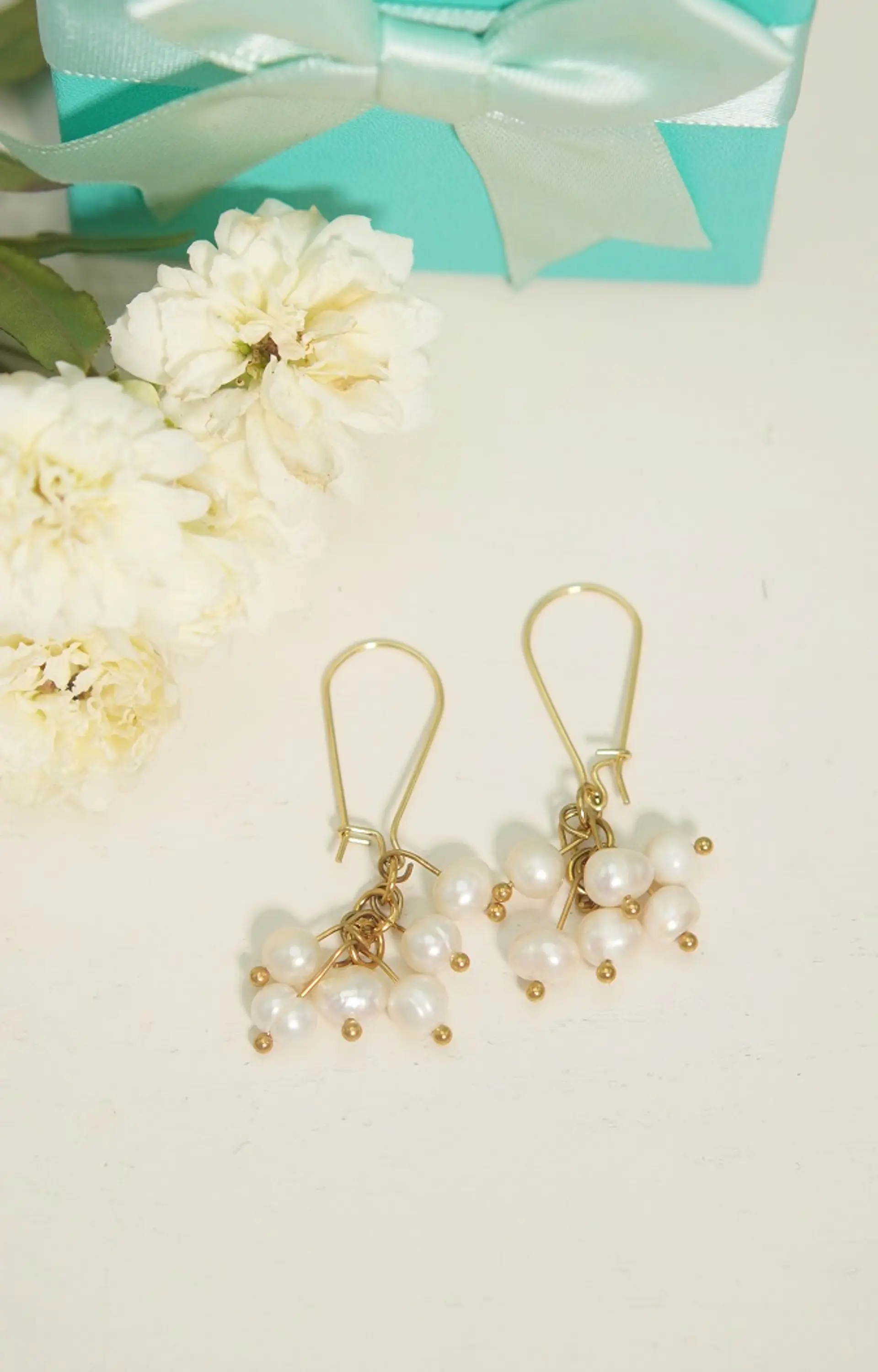 Aros largos ramillete Marella perlas de rio chapada en oro 18k Riviere 8