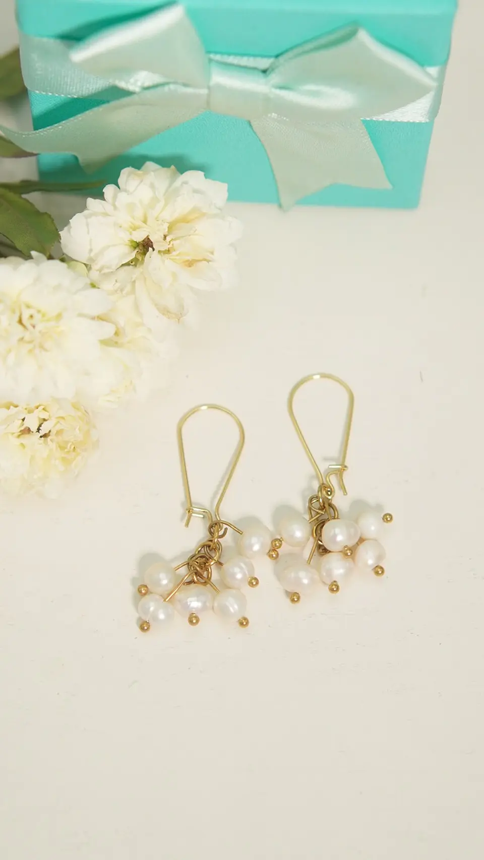 Aros largos ramillete Marella perlas de rio chapada en oro 18k Riviere 8
