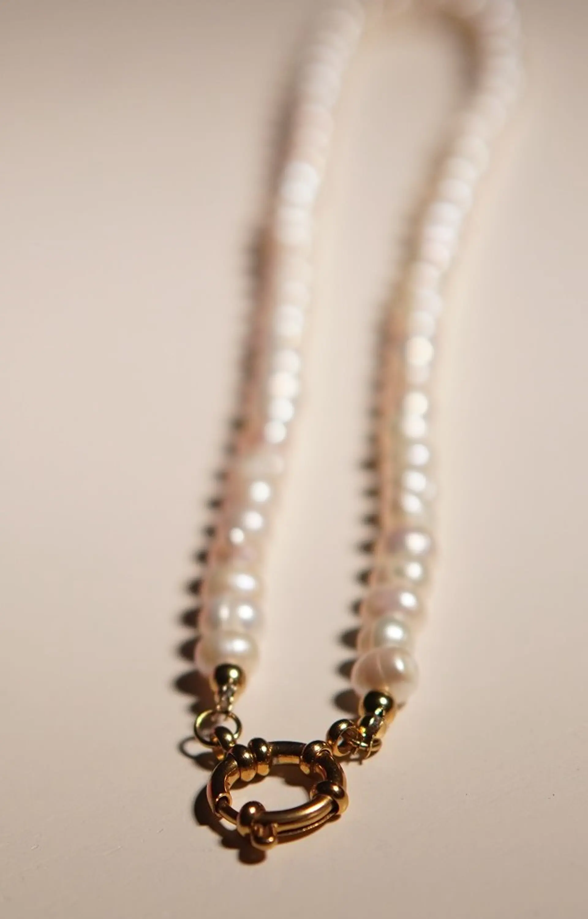 Gargantilla choker Cordelia perlas naturales de rio chapado en oro 18k Riviere 8