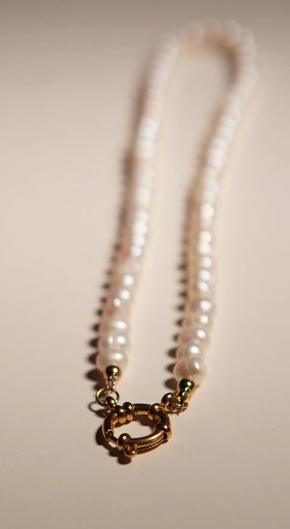Gargantilla choker Cordelia perlas naturales de rio chapado en oro 18k Riviere 8
