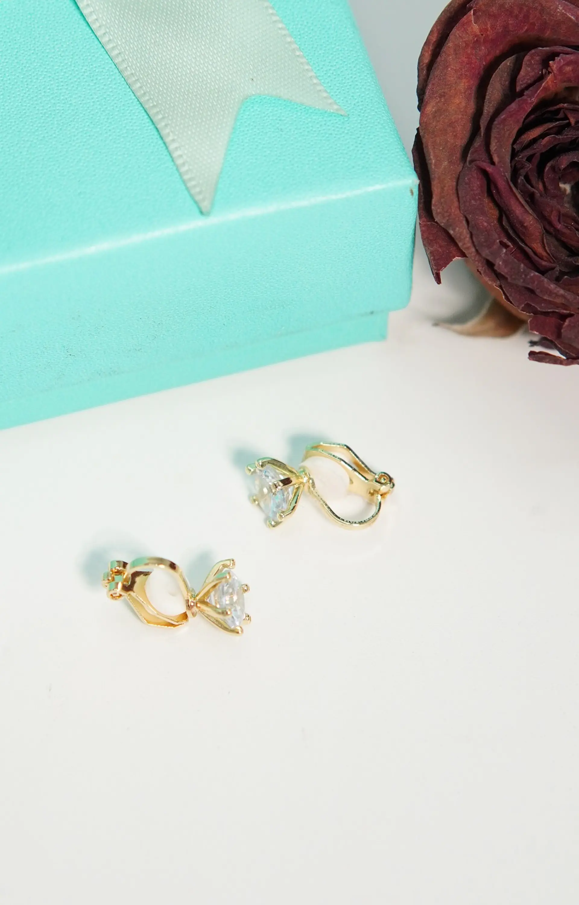 Aros Elizabeth sin perforacion punto de luz elegante chapado en oro 14k 2