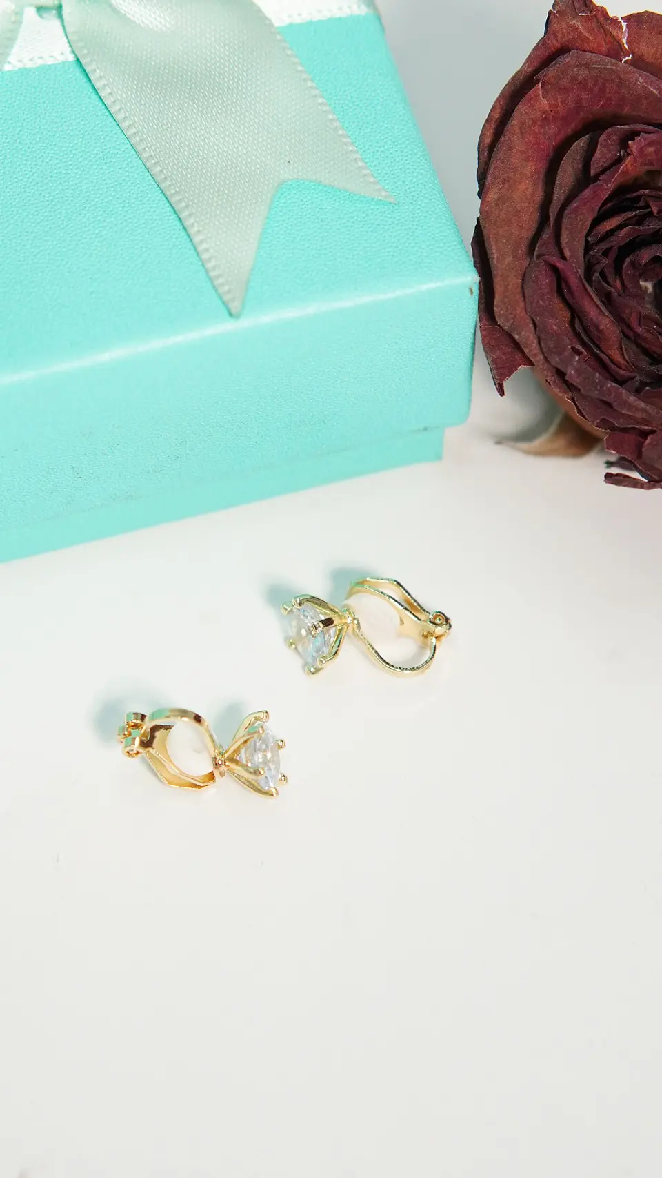 Aros Elizabeth sin perforacion punto de luz elegante chapado en oro 14k 2