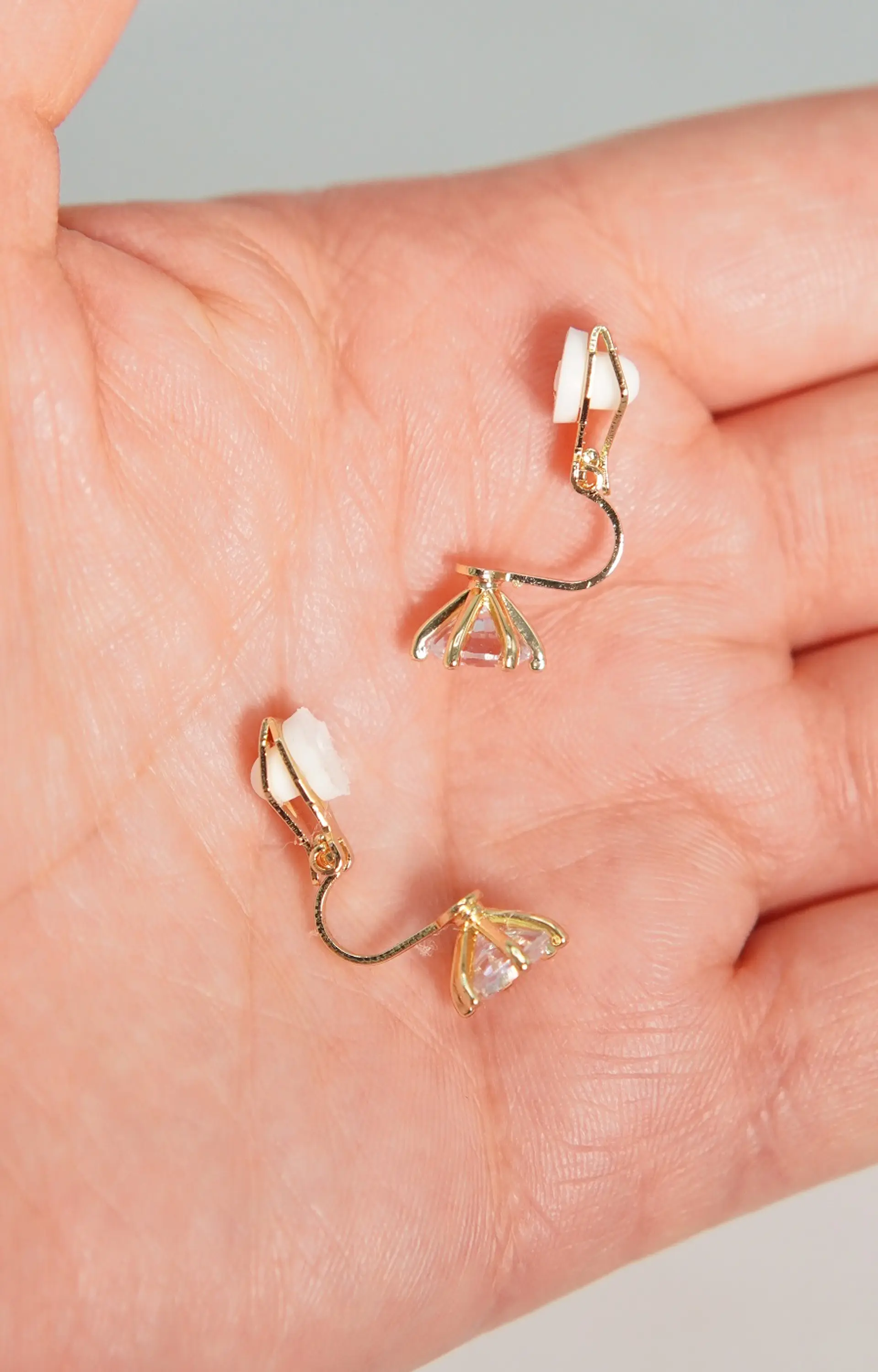 Aros Elizabeth sin perforacion punto de luz elegante chapado en oro 14k 6