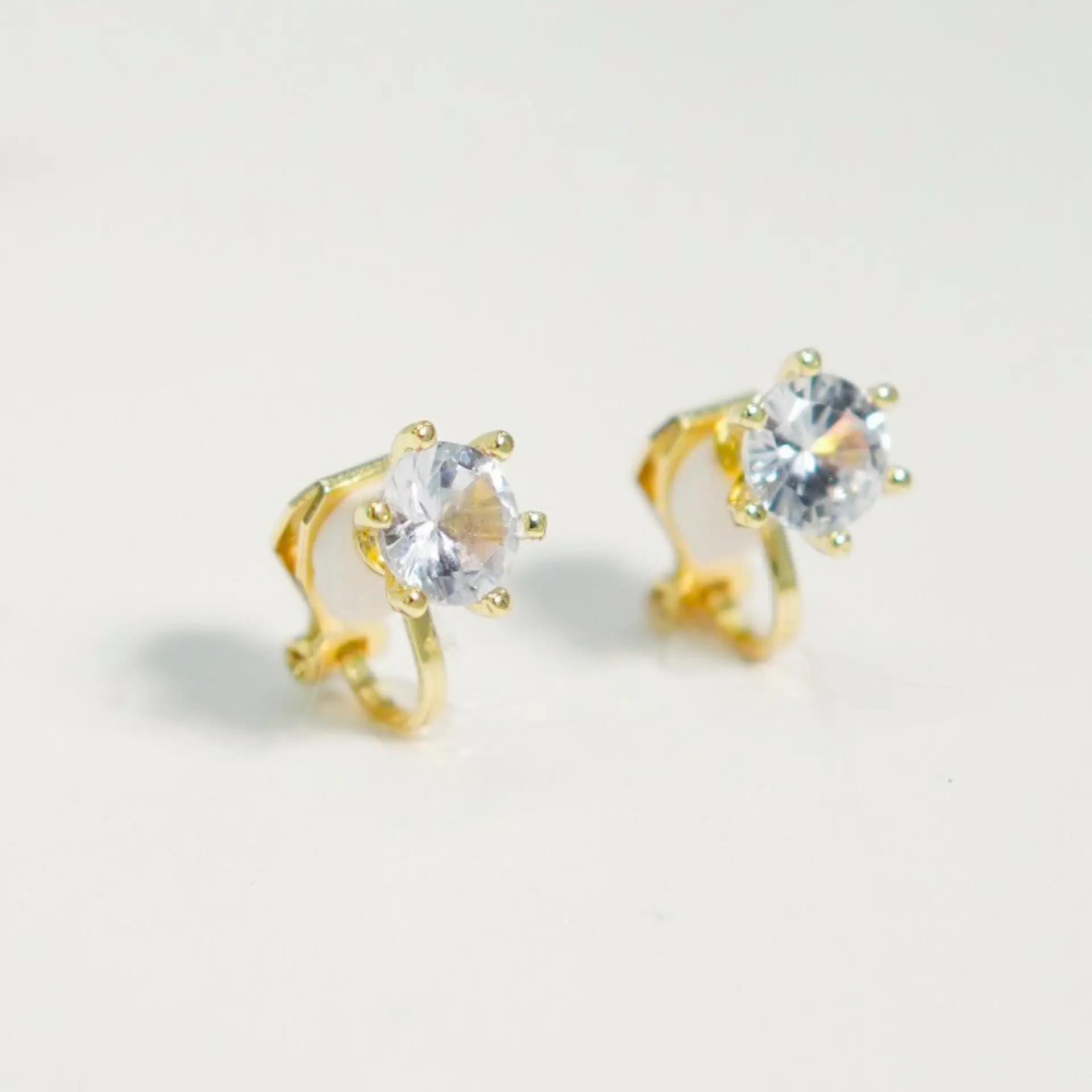 Aros Elizabeth sin perforacion punto de luz elegante chapado en oro 14k 7