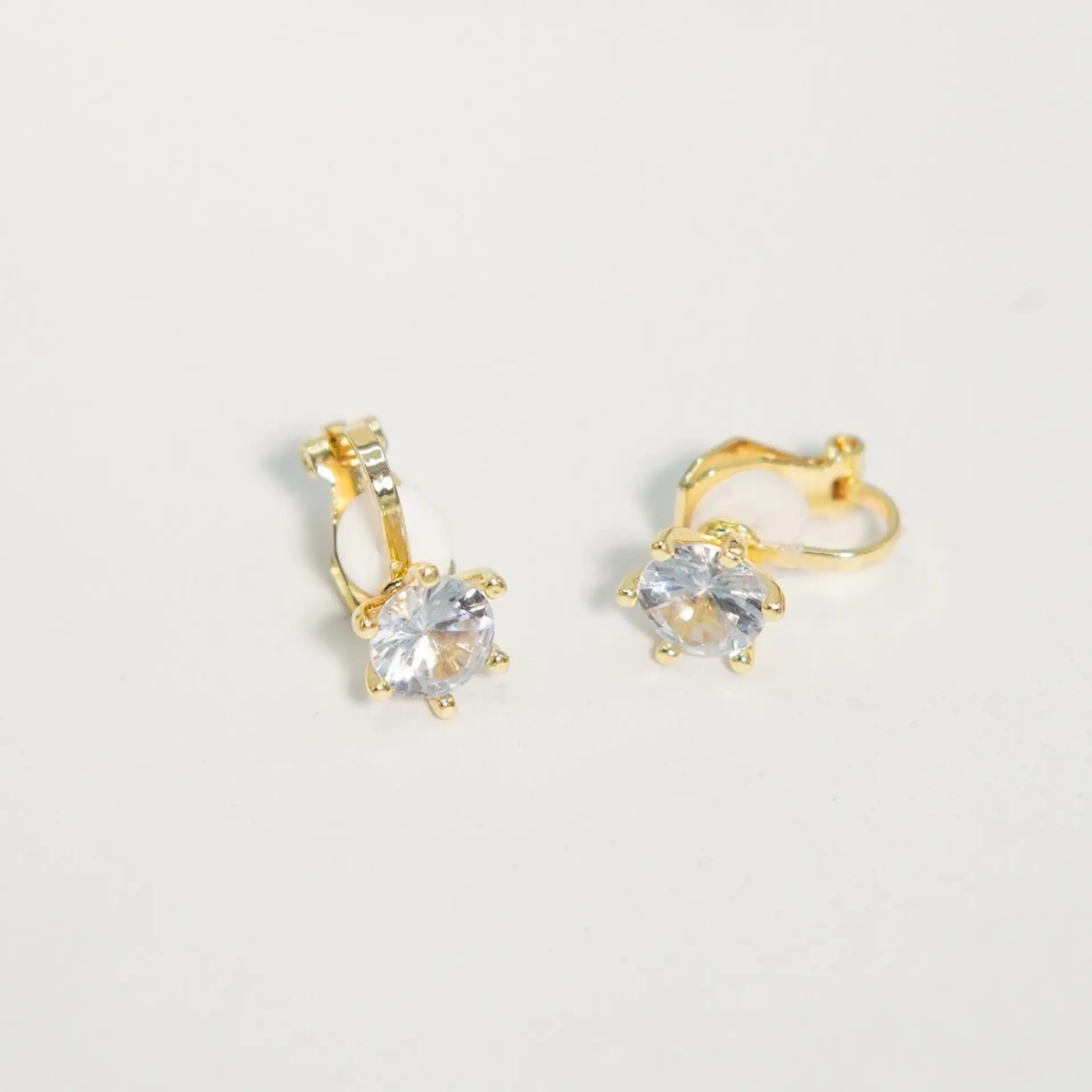 Aros Elizabeth sin perforacion punto de luz elegante chapado en oro 14k 11
