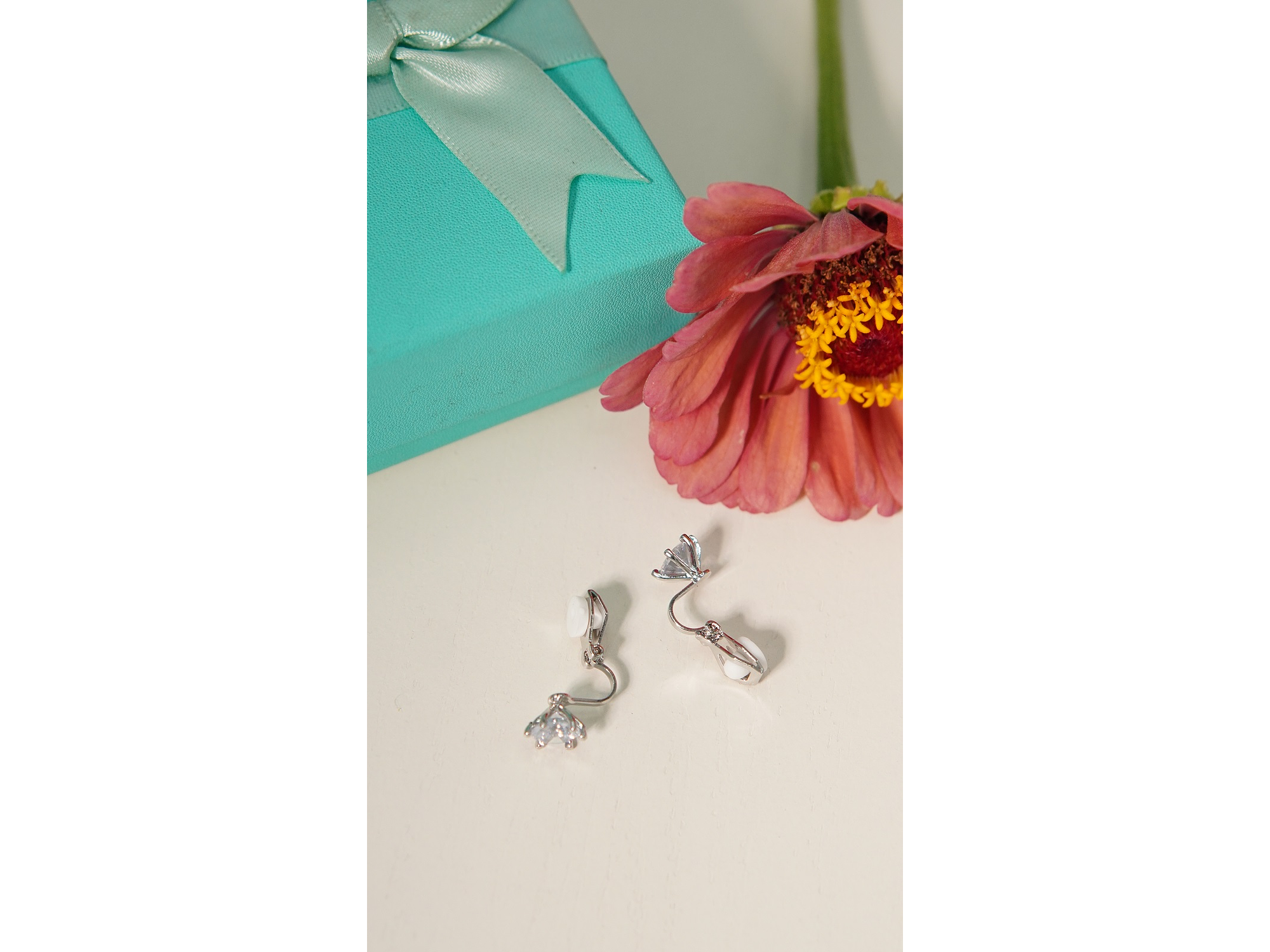 Aros Elizabeth sin perforacion punto de luz elegante plateados 4