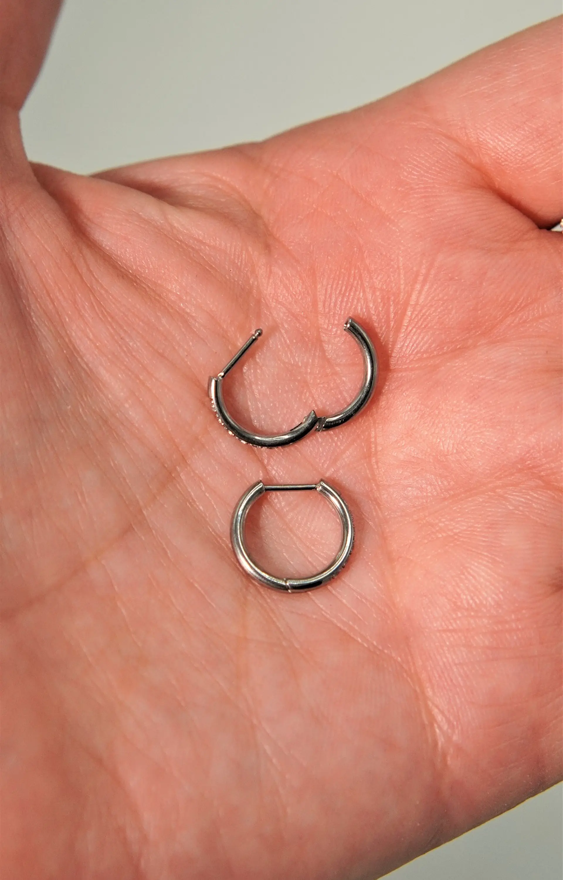 Argollas Aura Slim 10mm Zirconias titanio ASTM F136 cierre ballesta 7