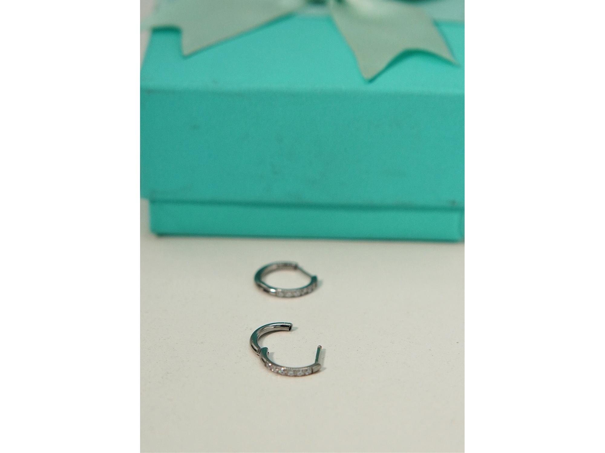 Argollas Aura Slim 10mm Zirconias titanio ASTM F136 cierre ballesta 8