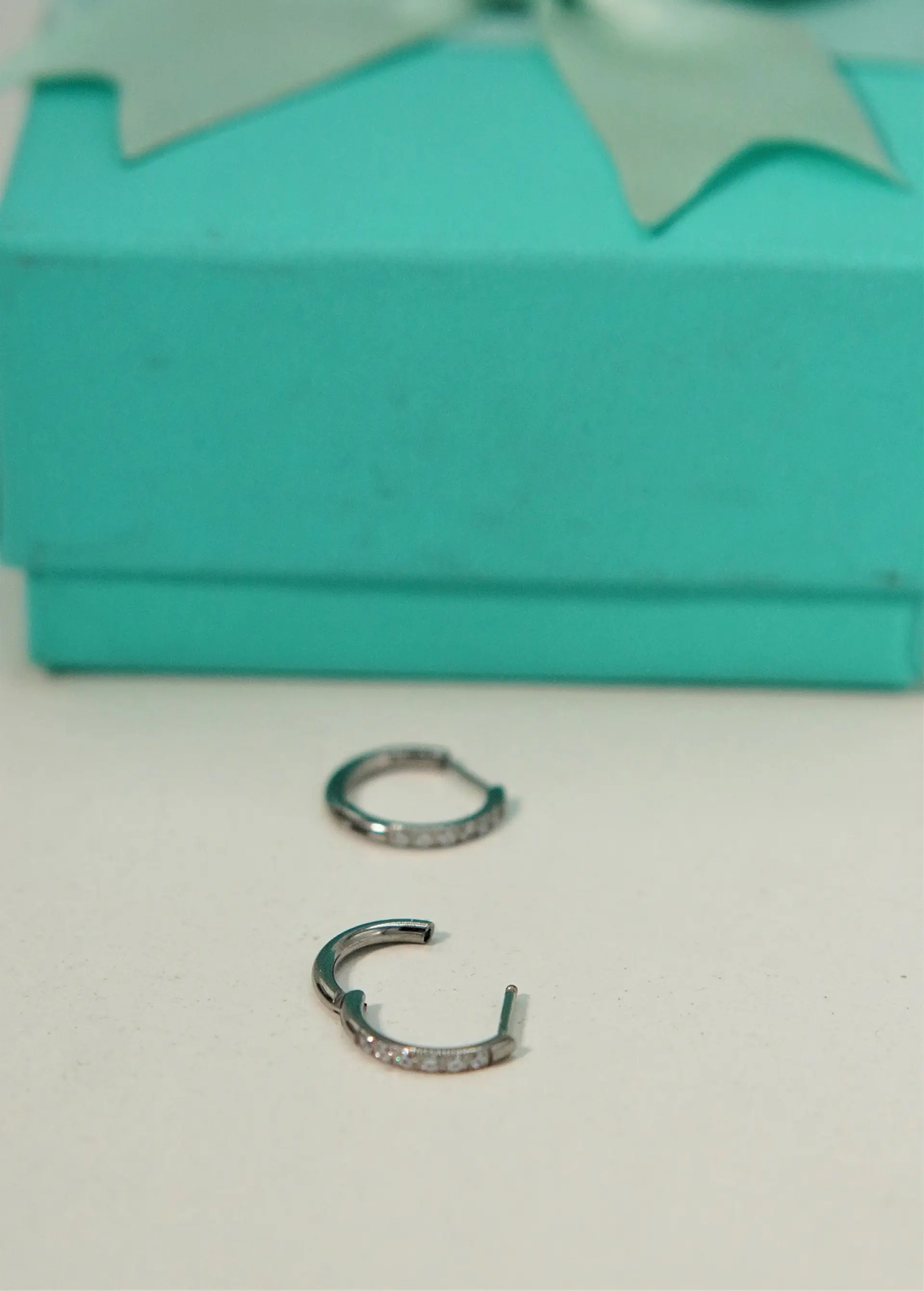 Argollas Aura Slim 10mm Zirconias titanio ASTM F136 cierre ballesta 8