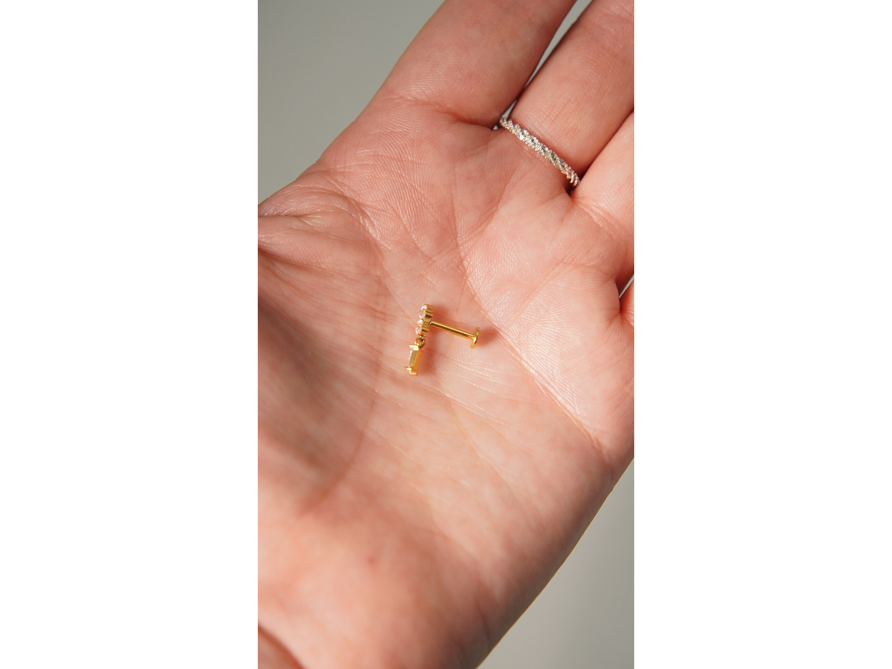 Piercing Ivis labret colgante zirconia 16G Titanio F136 dorado 7