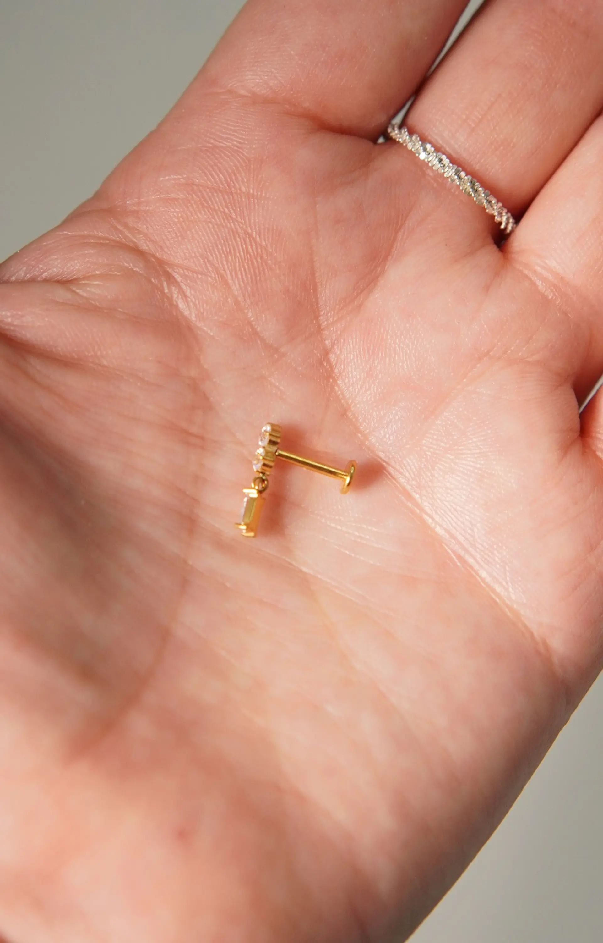 Piercing Ivis labret colgante zirconia 16G Titanio F136 dorado 7