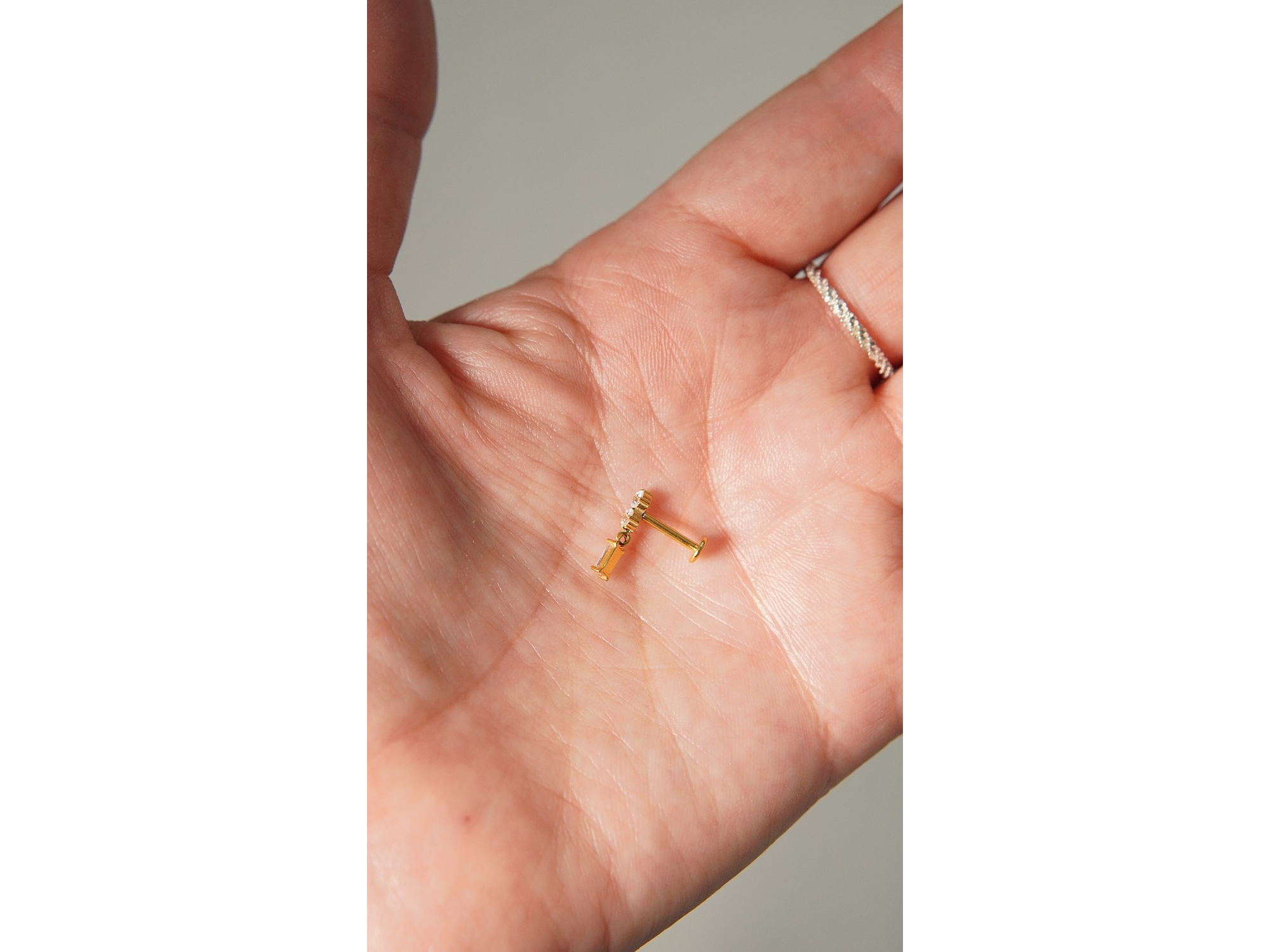 Piercing Ivis labret colgante zirconia 16G Titanio F136 dorado 9