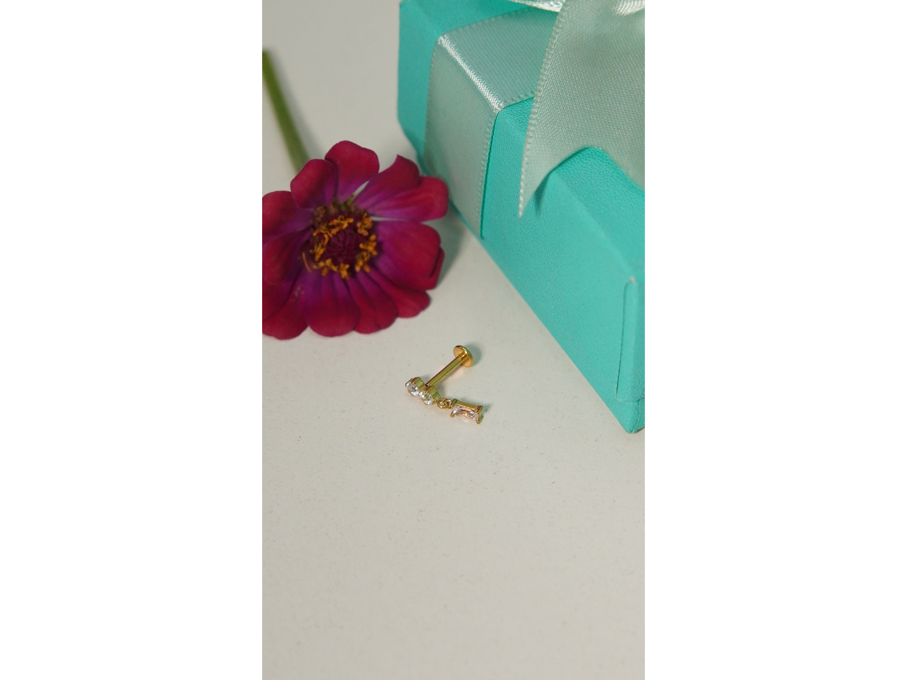 Piercing Ivis labret colgante zirconia 16G Titanio F136 dorado 10