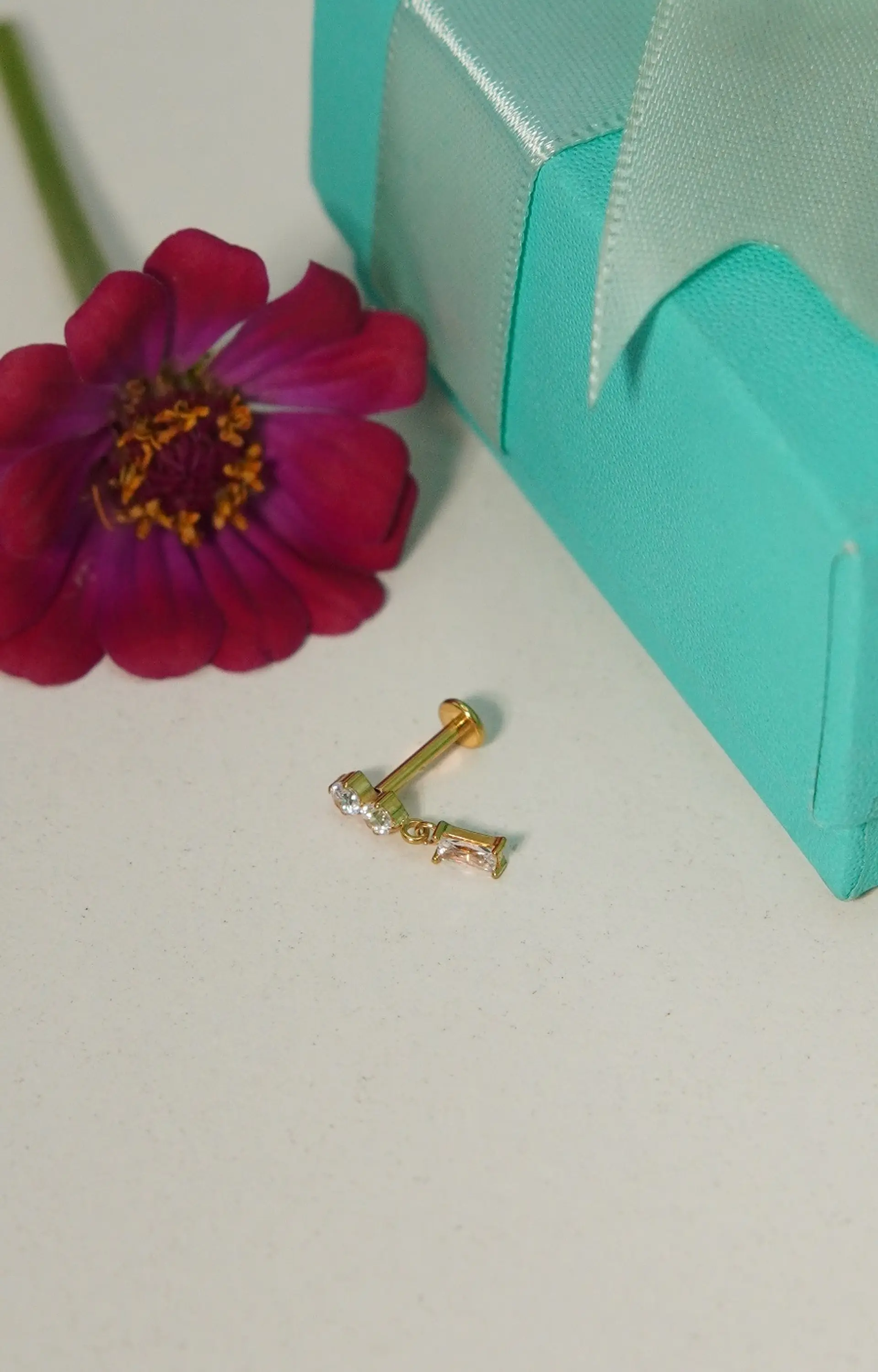 Piercing Ivis labret colgante zirconia 16G Titanio F136 dorado 10