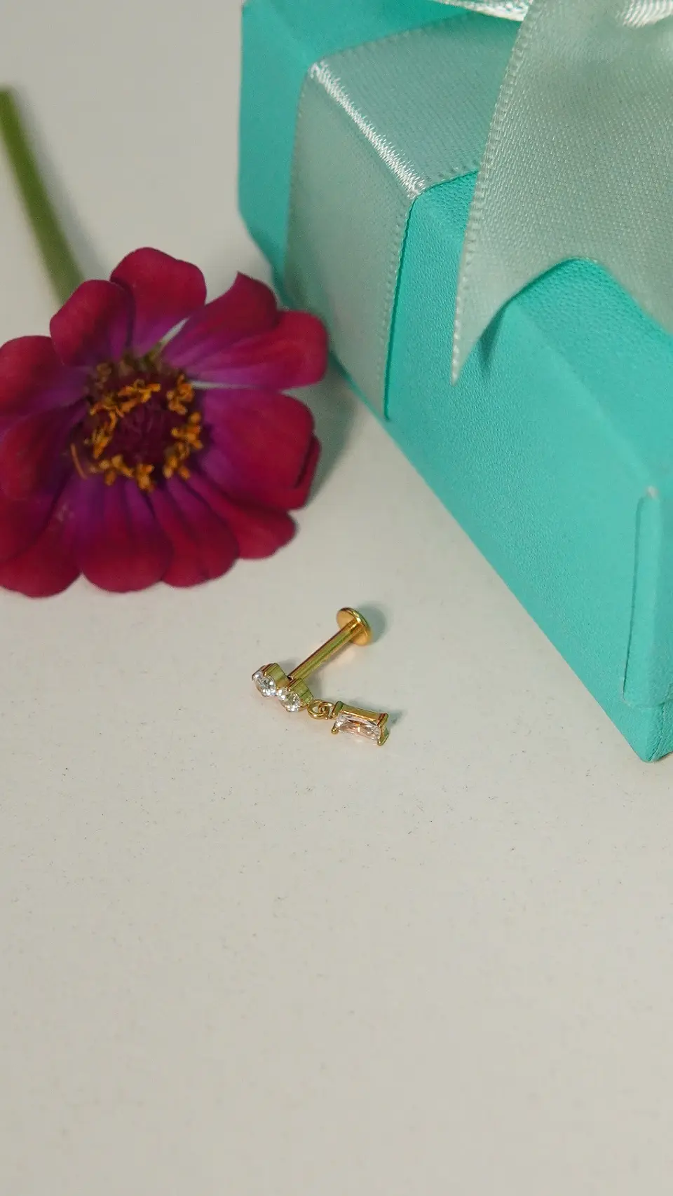 Piercing Ivis labret colgante zirconia 16G Titanio F136 dorado 10