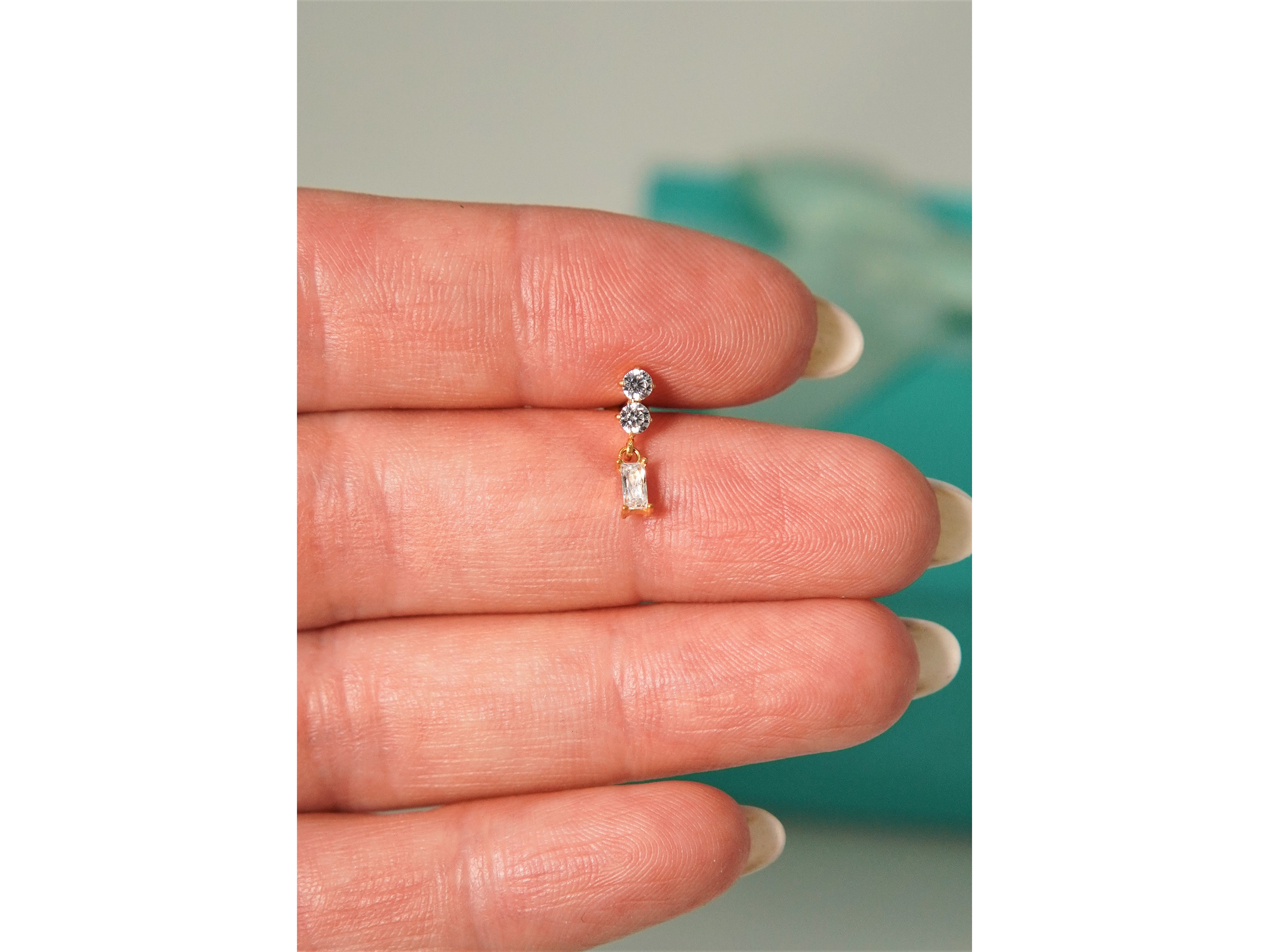 Piercing Ivis labret colgante zirconia 16G Titanio F136 dorado 5