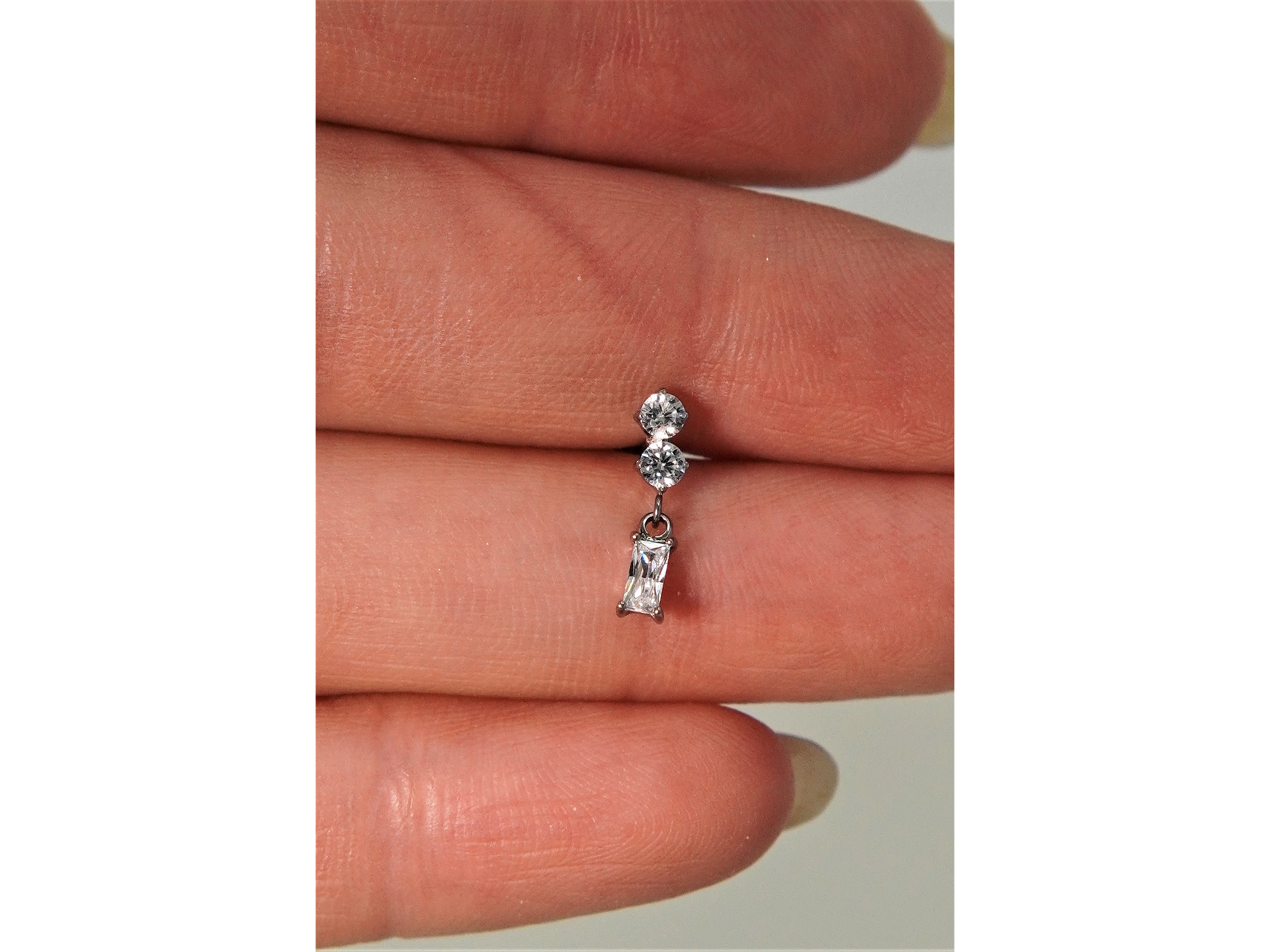 Piercing Ivis labret colgante zirconia 16G Titanio F136 plateados 4