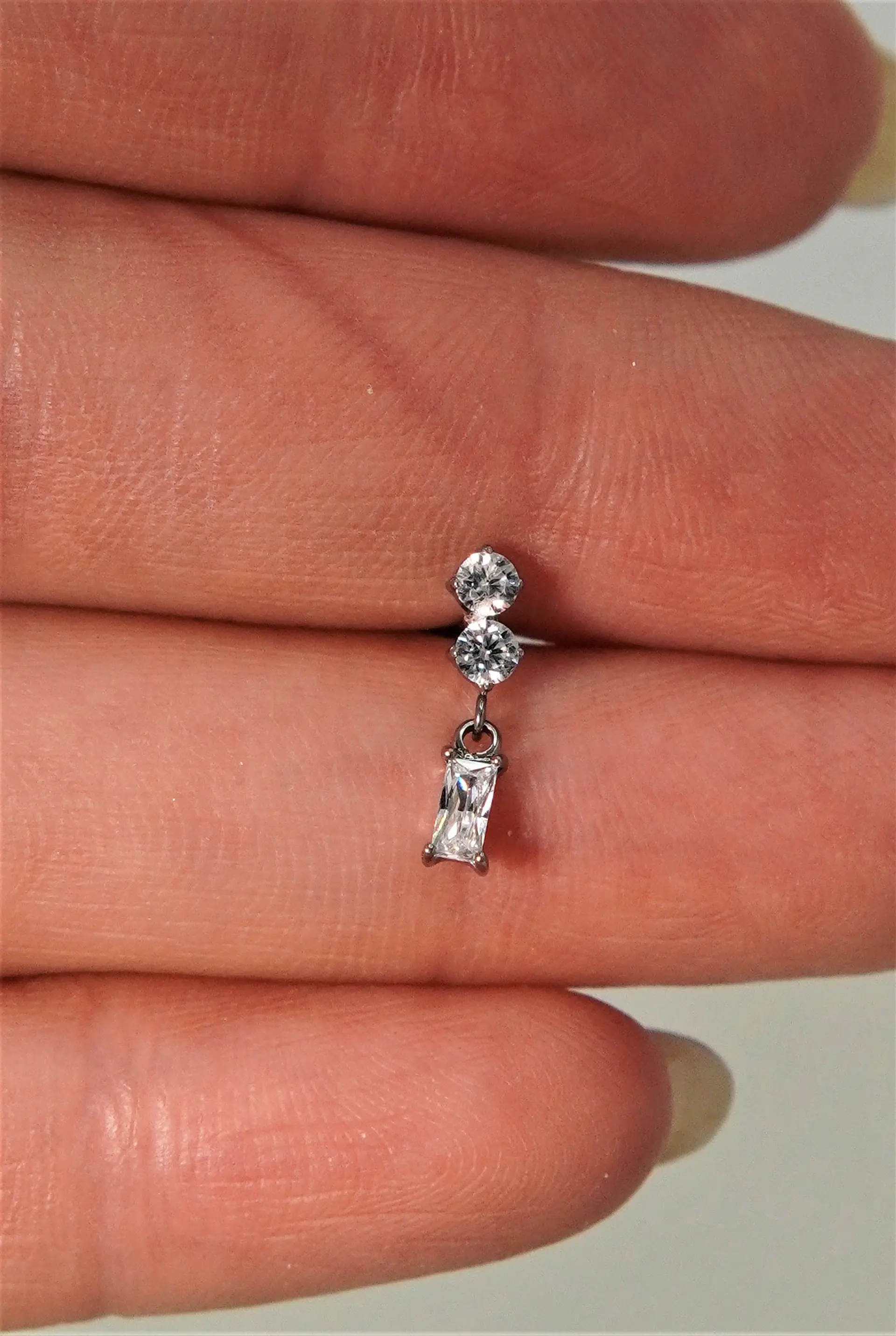 Piercing Ivis labret colgante zirconia 16G Titanio F136 plateados 4