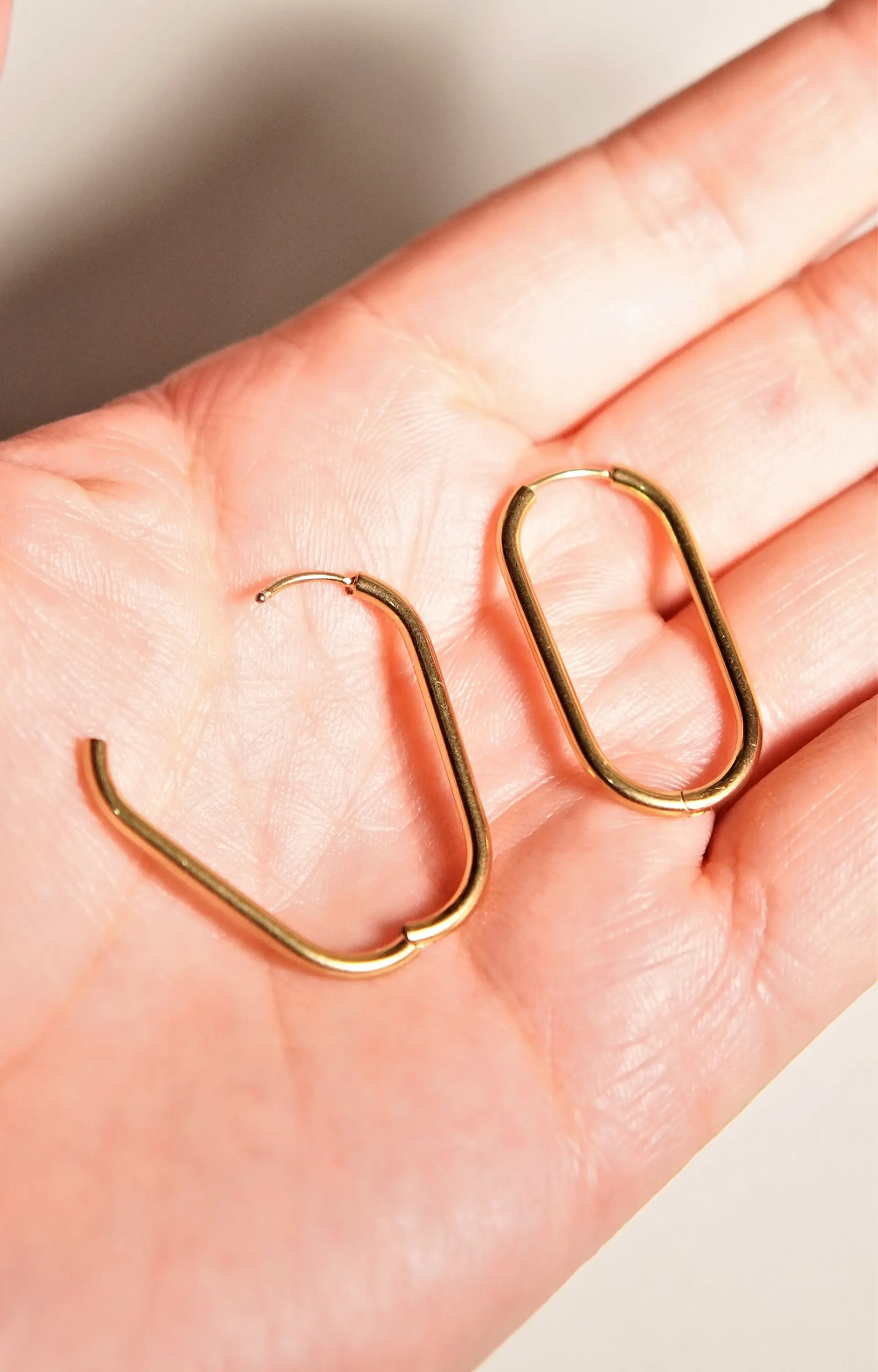 Argollas Aura Ovaladas Doradas Titanio ASTM F136 PVD Oro 18K 20G 10