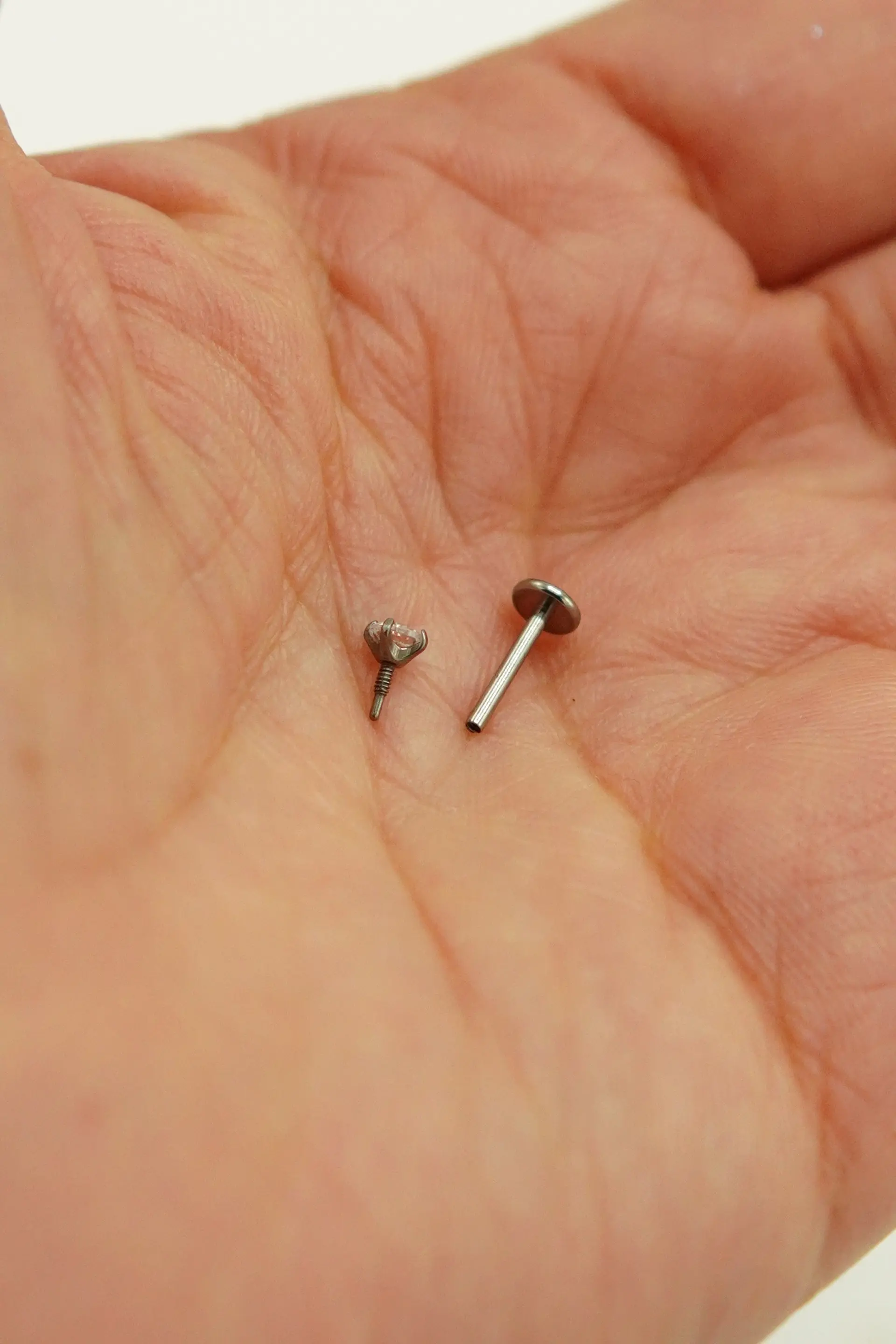 Piercing Labret Perno Tornillo 6mm 18G Punto Luz Titanio Astm F136 7