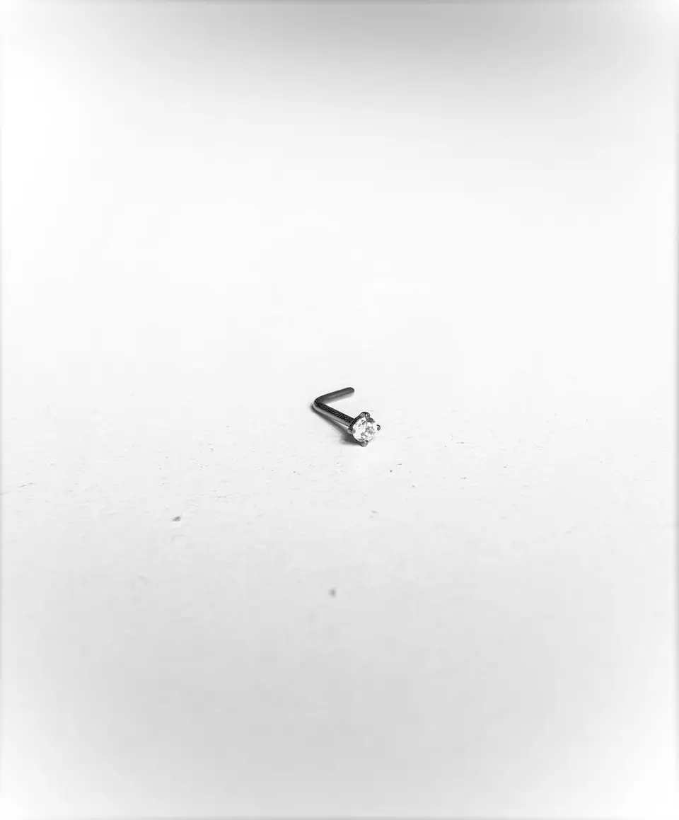 Piercing nostril 20G tipo L 2mm titanio ASTM F136 cesta 6
