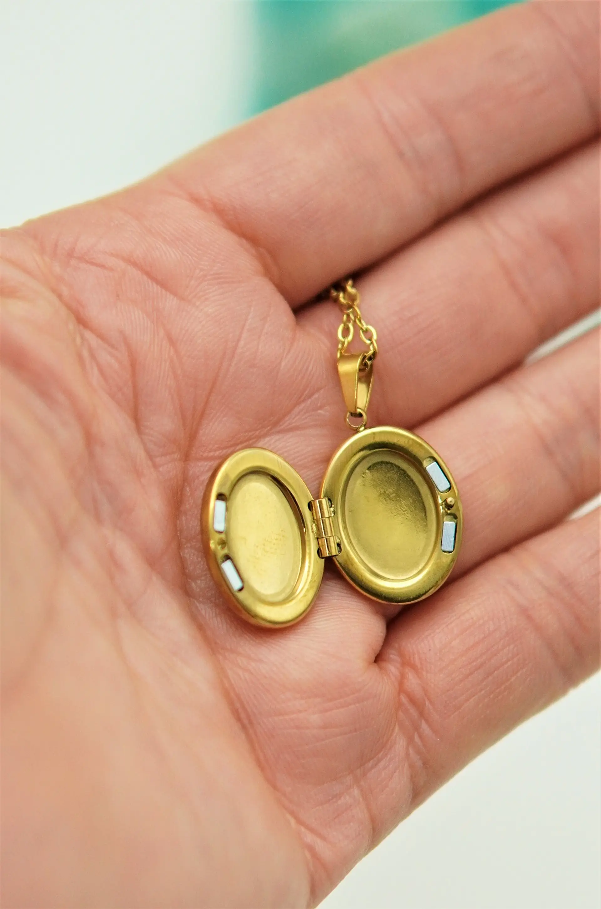 Relicario Catalina imantado luna y estrellas chapadas en oro 18k 5