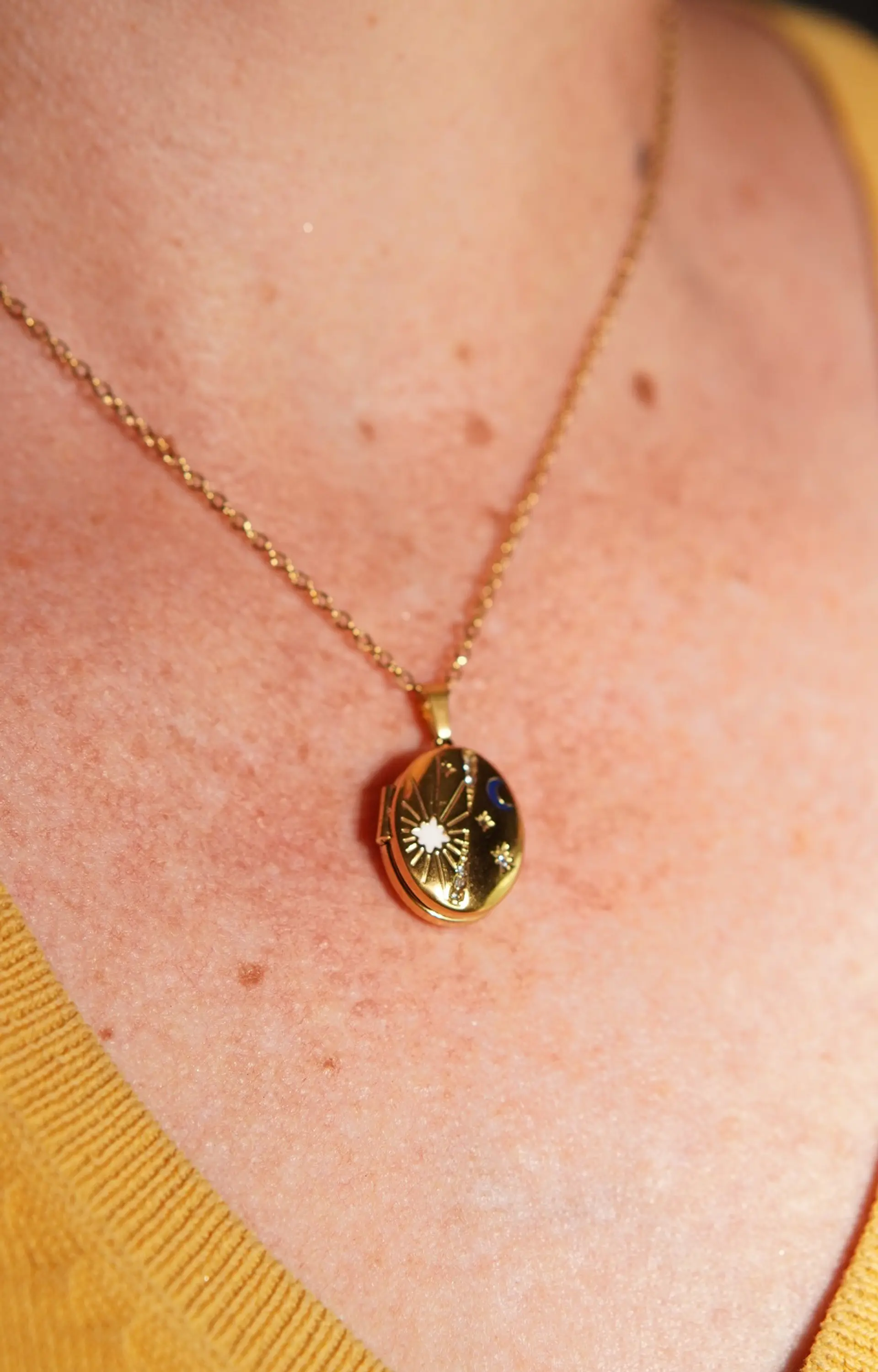 Relicario Catalina imantado luna y estrellas chapadas en oro 18k 6